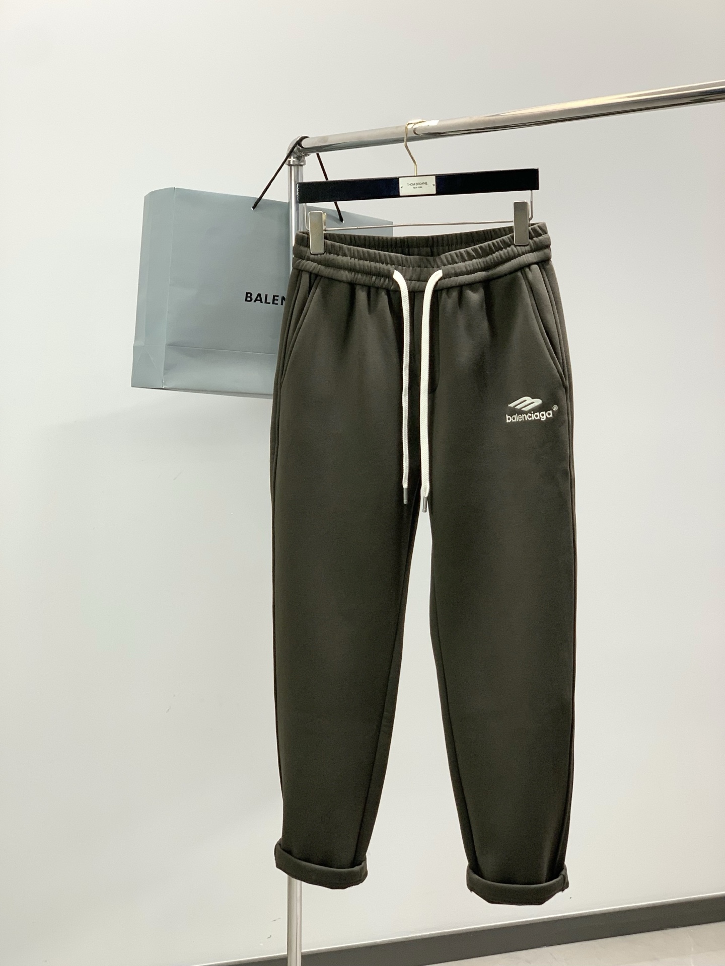 ，巴黎世 绿色 直筒 加绒 休闲裤材质 面料:棉32%锦纶63%氨纶5%里料:涤纶100%机洗，手洗最高