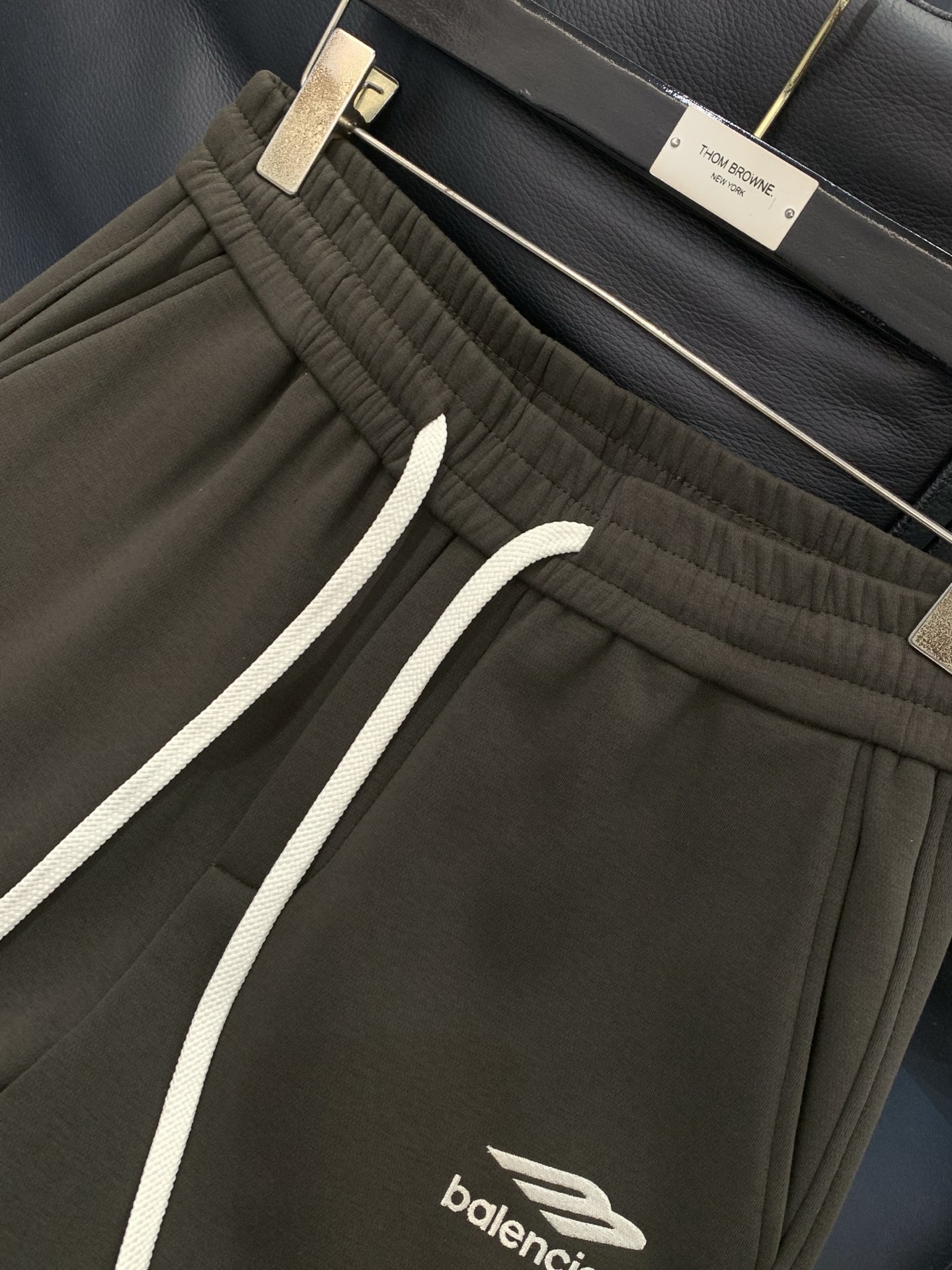 ，巴黎世 绿色 直筒 加绒 休闲裤材质 面料:棉32%锦纶63%氨纶5%里料:涤纶100%机洗，手洗最高