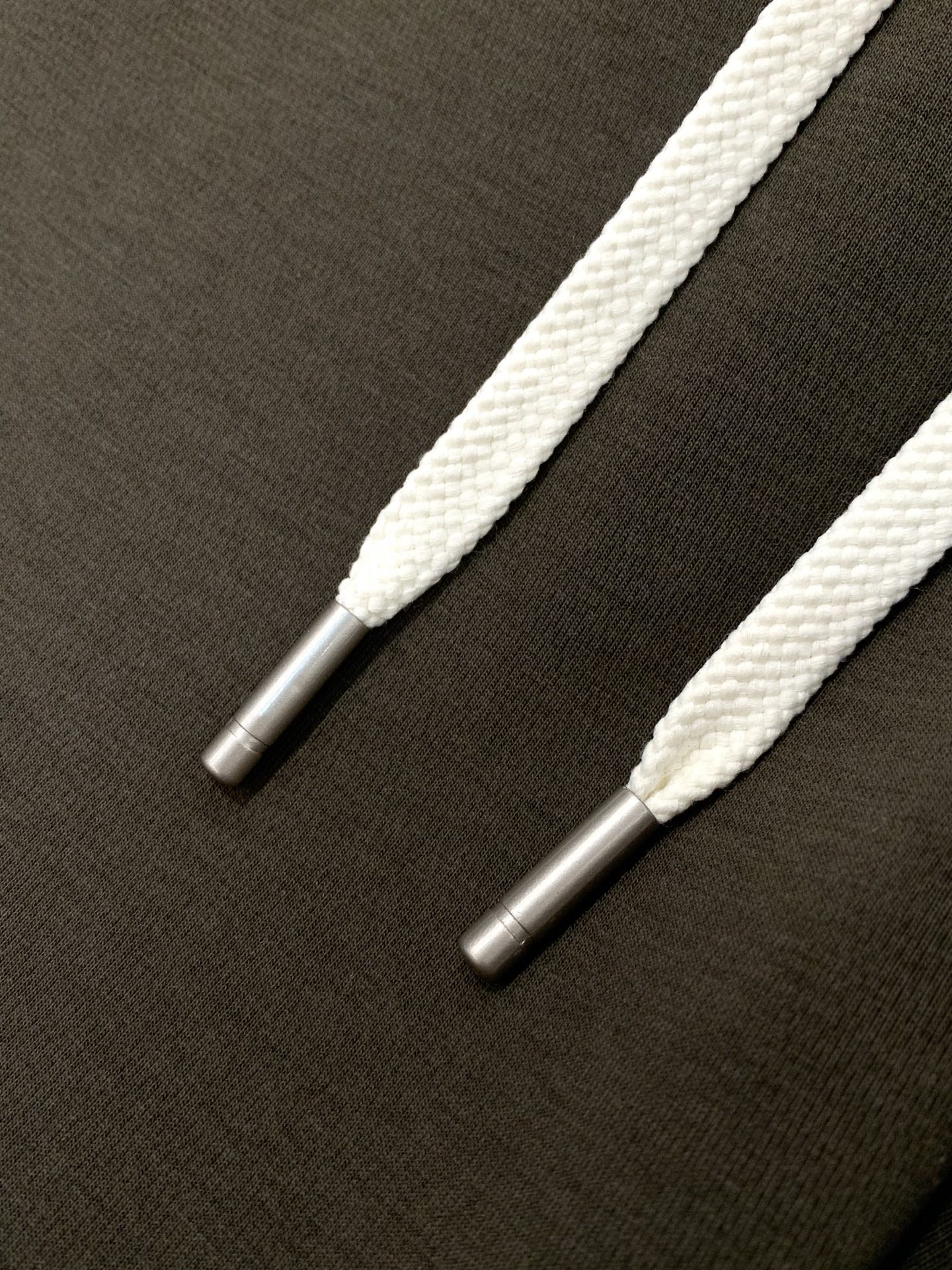 ，巴黎世 绿色 直筒 加绒 休闲裤材质 面料:棉32%锦纶63%氨纶5%里料:涤纶100%机洗，手洗最高