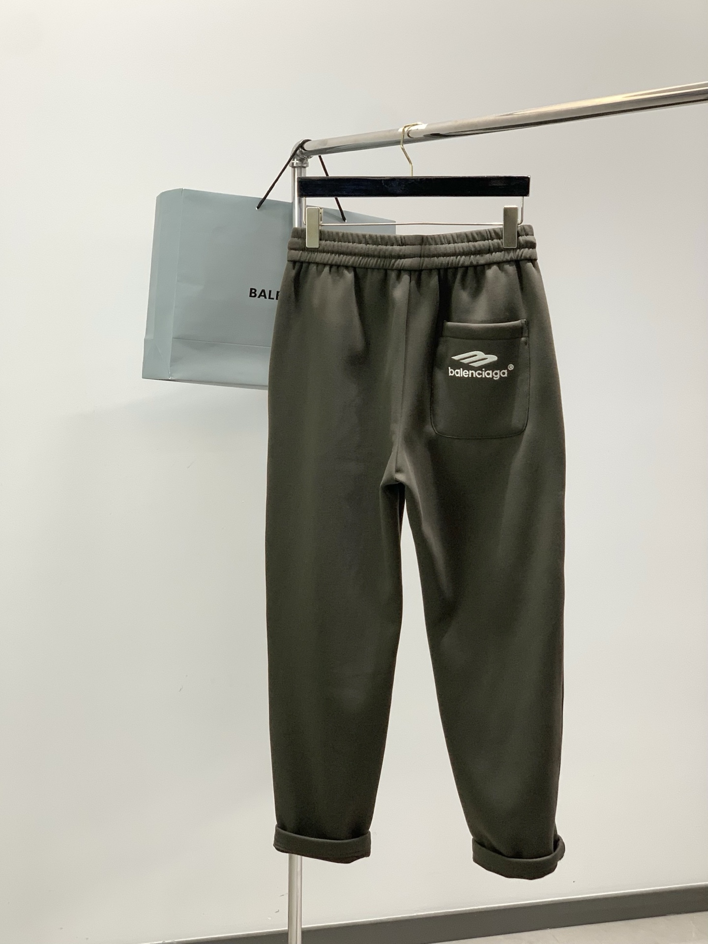 ，巴黎世 绿色 直筒 加绒 休闲裤材质 面料:棉32%锦纶63%氨纶5%里料:涤纶100%机洗，手洗最高