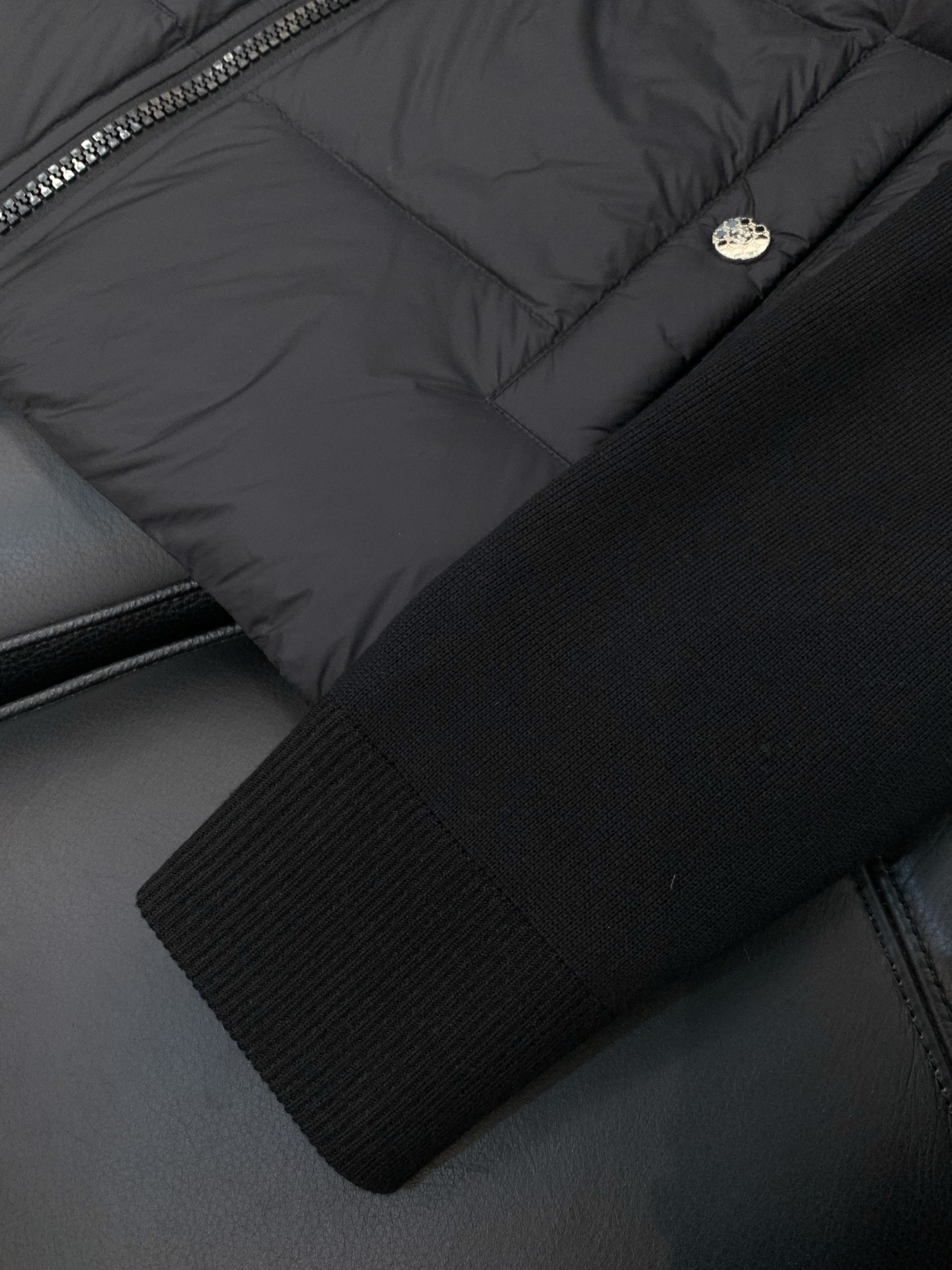 ，Gucci 古驰，2025冬季最新款，专柜同步有售，原单狠货，时尚休闲拼接羽绒服，上身很有特点！吸睛而