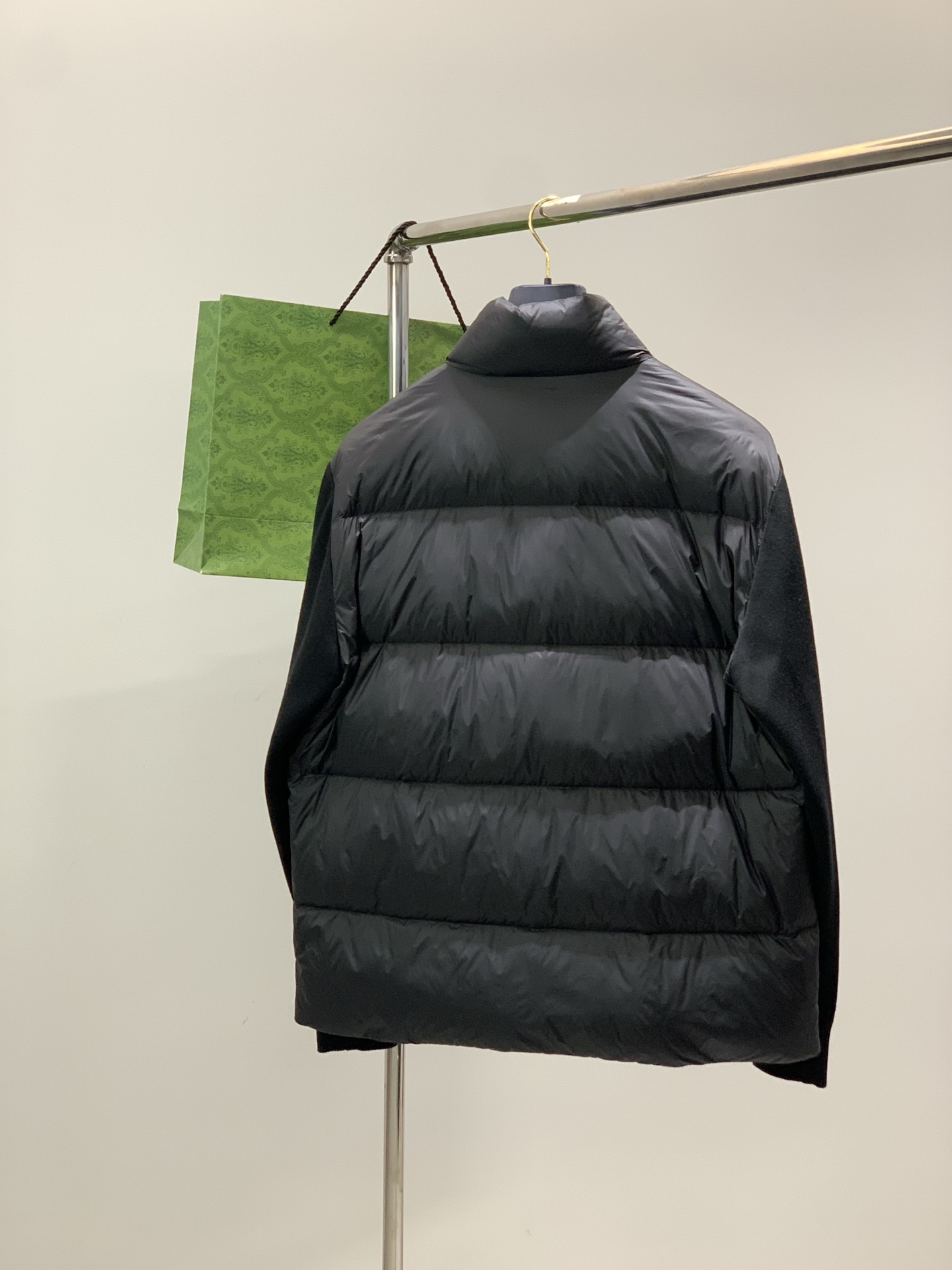 ，Gucci 古驰，2025冬季最新款，专柜同步有售，原单狠货，时尚休闲拼接羽绒服，上身很有特点！吸睛而