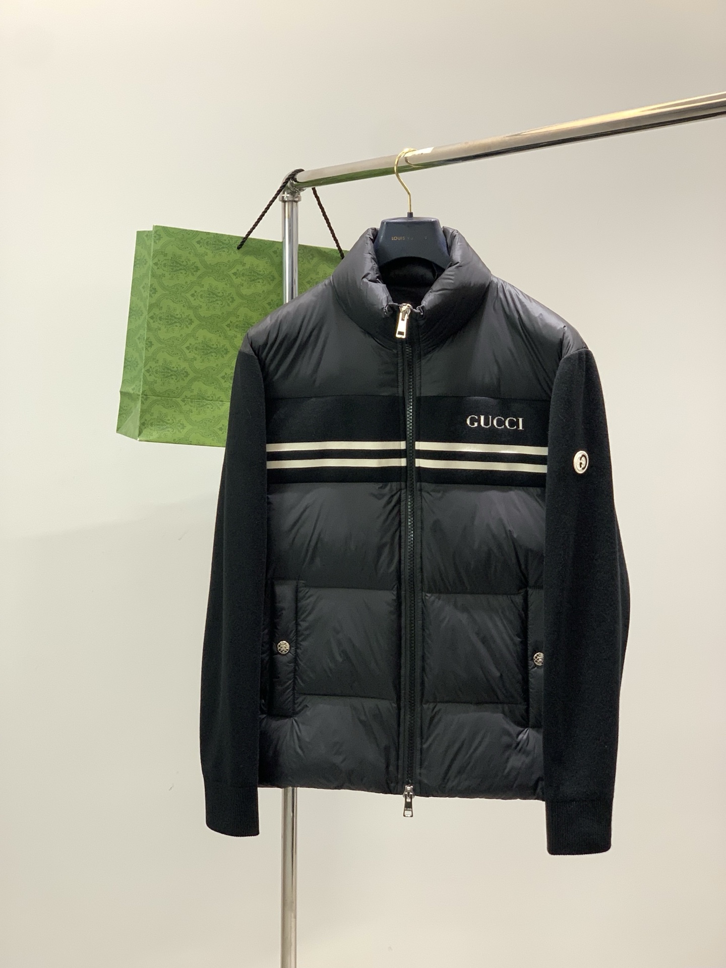 ，Gucci 古驰，2025冬季最新款，专柜同步有售，原单狠货，时尚休闲拼接羽绒服，上身很有特点！吸睛而