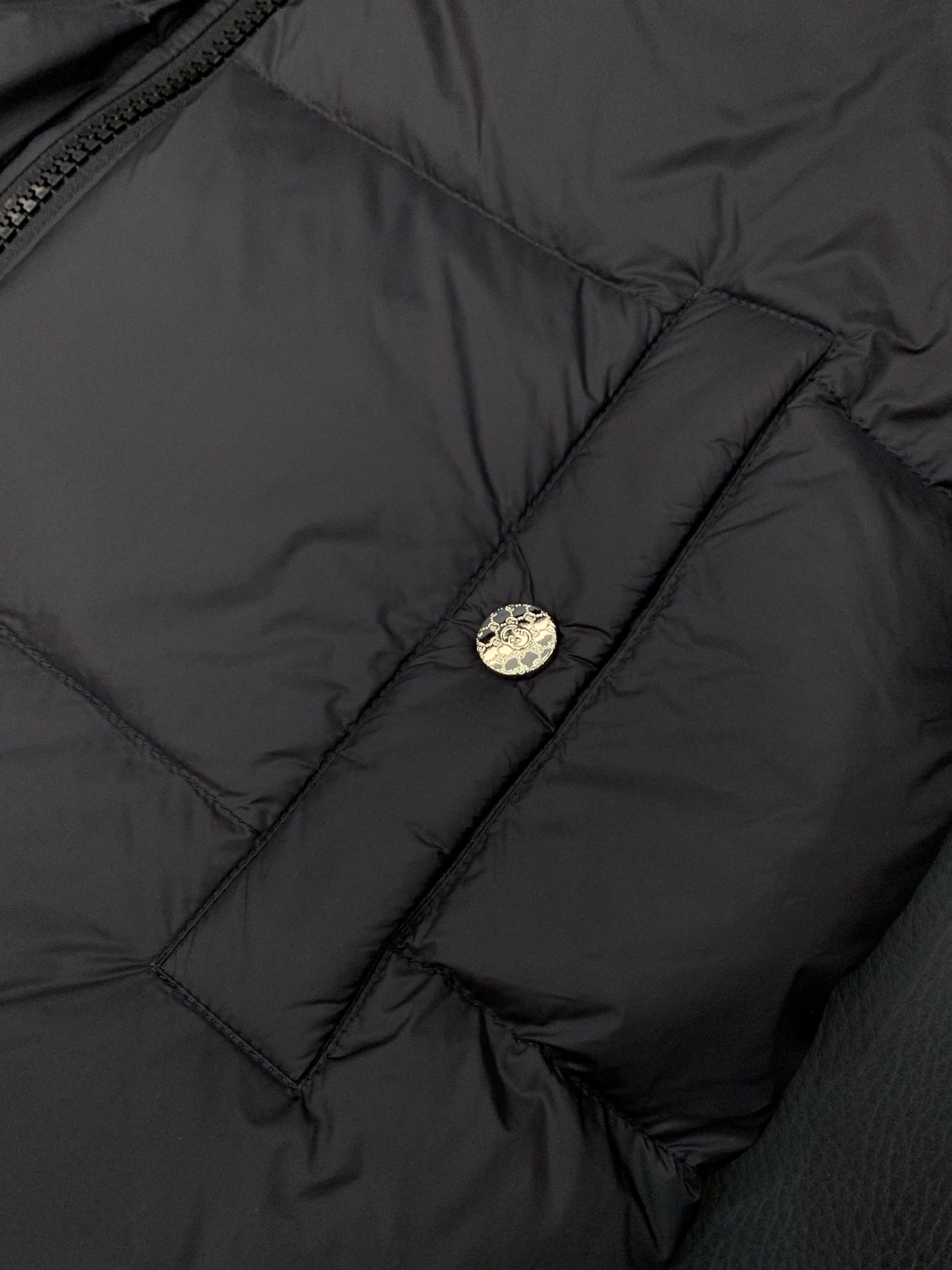 ，Gucci 古驰，2025冬季最新款，专柜同步有售，原单狠货，时尚休闲拼接羽绒服，上身很有特点！吸睛而