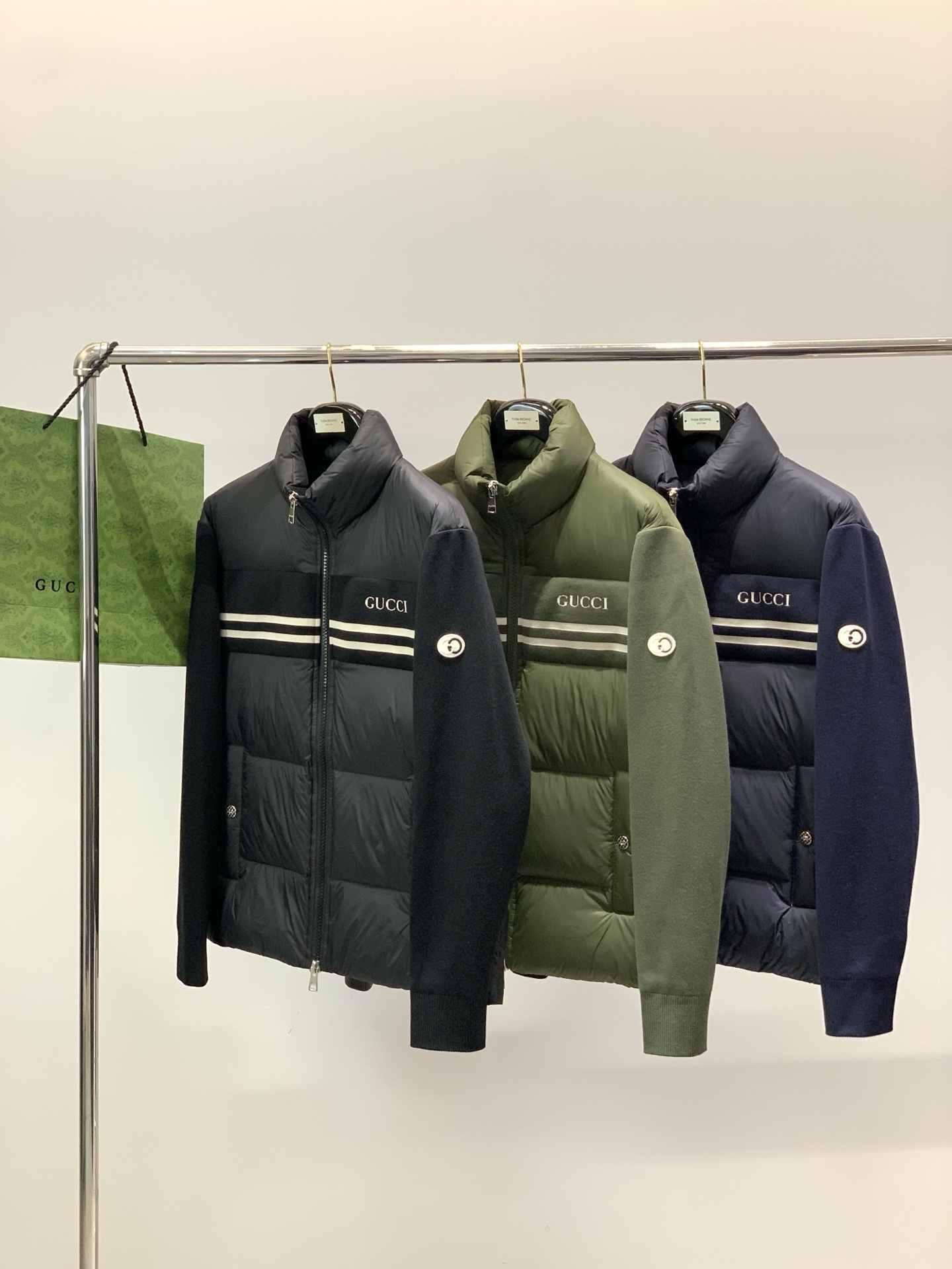 ，Gucci 古驰，2025冬季最新款，专柜同步有售，原单狠货，时尚休闲拼接羽绒服，上身很有特点！吸睛而