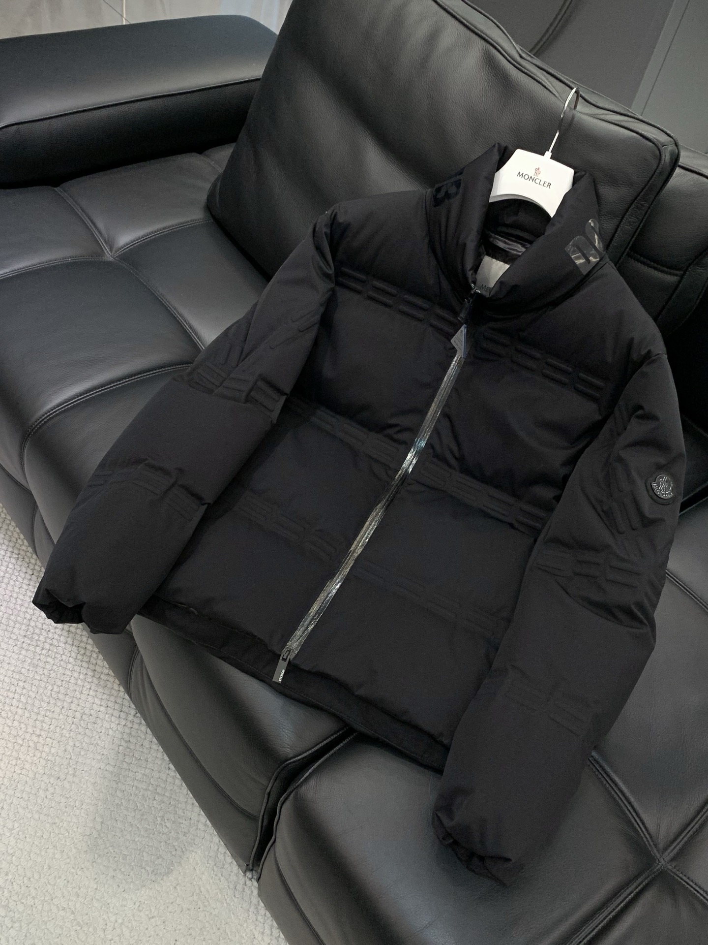 ，Moncler 蒙口，2025冬季最新品，专柜同步有售，原单狠货，时尚休闲羽绒服，上身舒适！吸睛而有亮