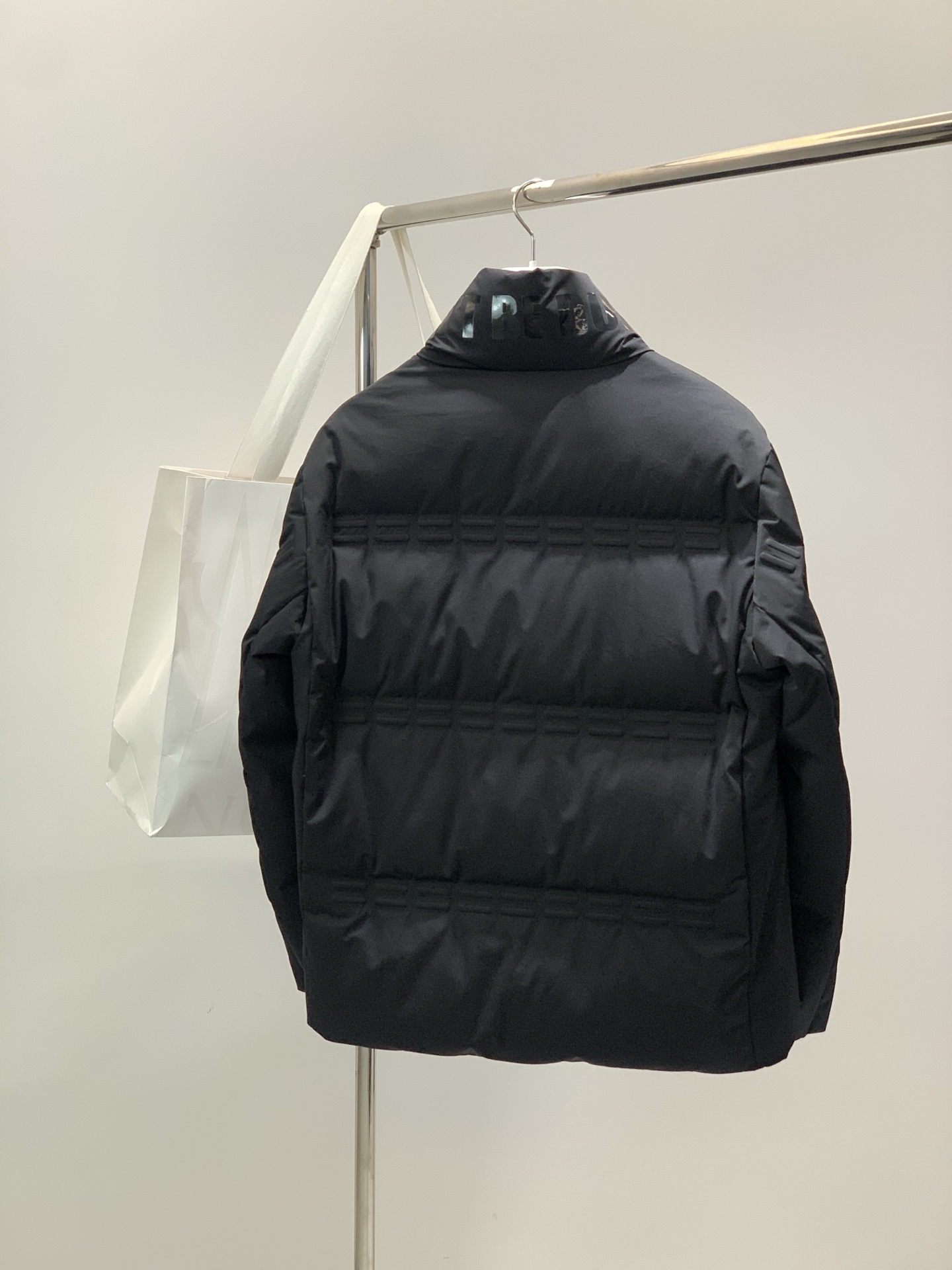，Moncler 蒙口，2025冬季最新品，专柜同步有售，原单狠货，时尚休闲羽绒服，上身舒适！吸睛而有亮