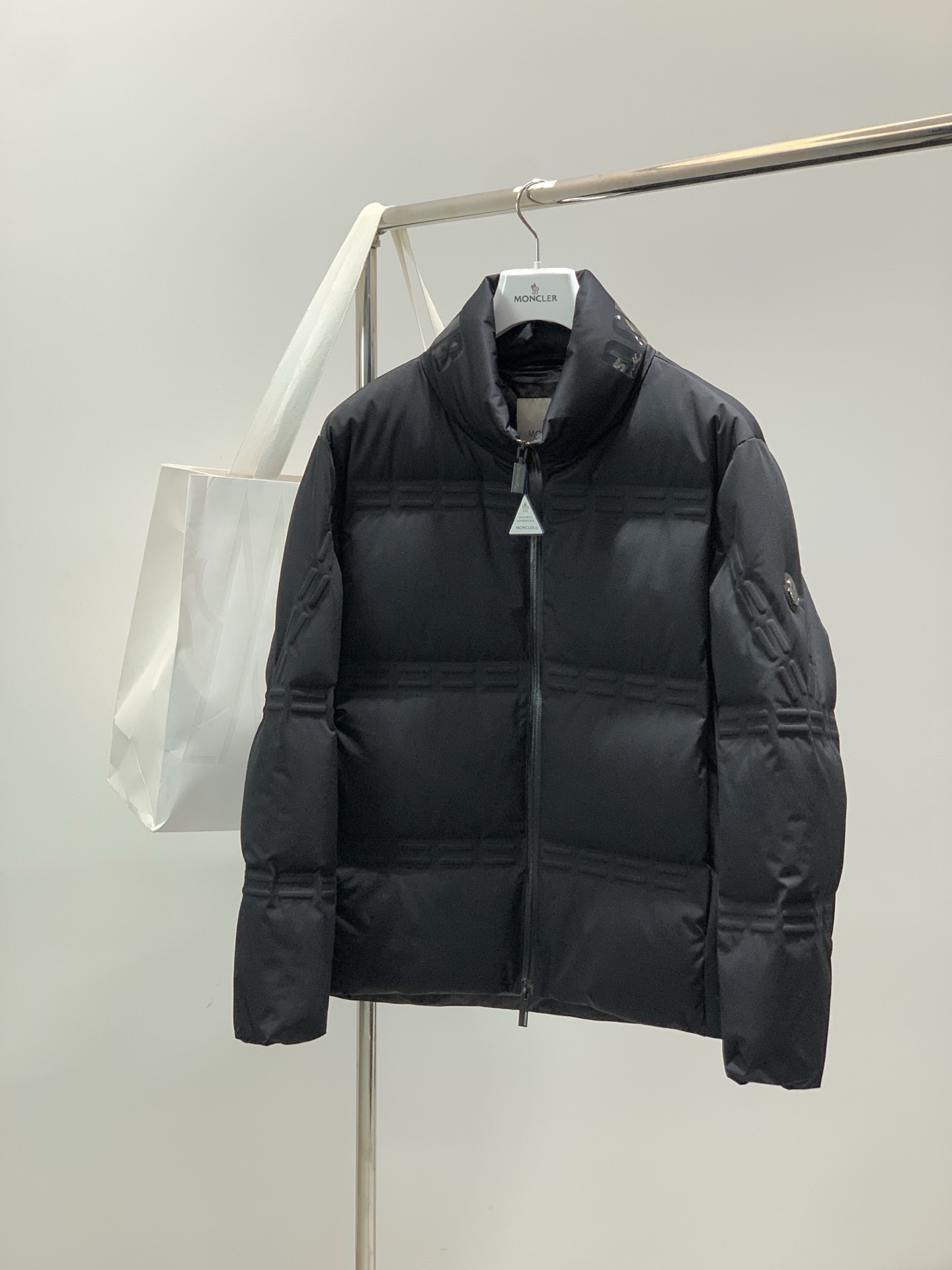 ，Moncler 蒙口，2025冬季最新品，专柜同步有售，原单狠货，时尚休闲羽绒服，上身舒适！吸睛而有亮
