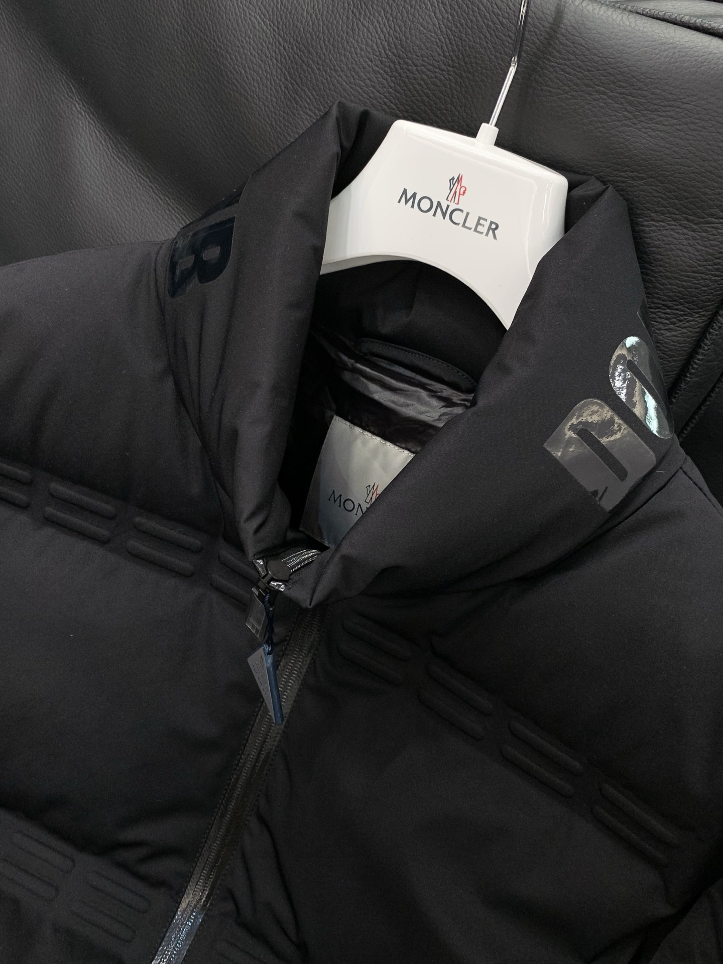 ，Moncler 蒙口，2025冬季最新品，专柜同步有售，原单狠货，时尚休闲羽绒服，上身舒适！吸睛而有亮