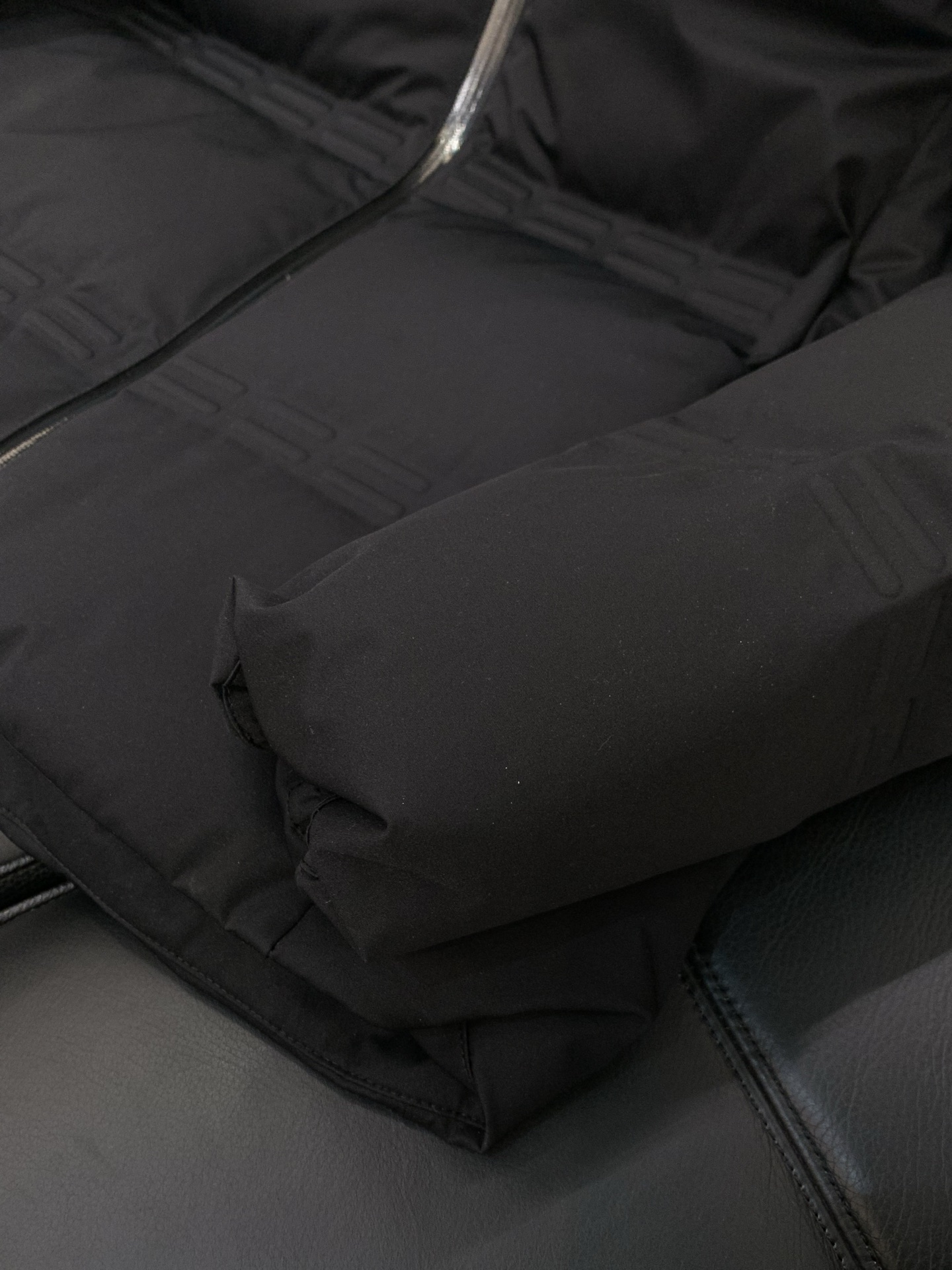 ，Moncler 蒙口，2025冬季最新品，专柜同步有售，原单狠货，时尚休闲羽绒服，上身舒适！吸睛而有亮