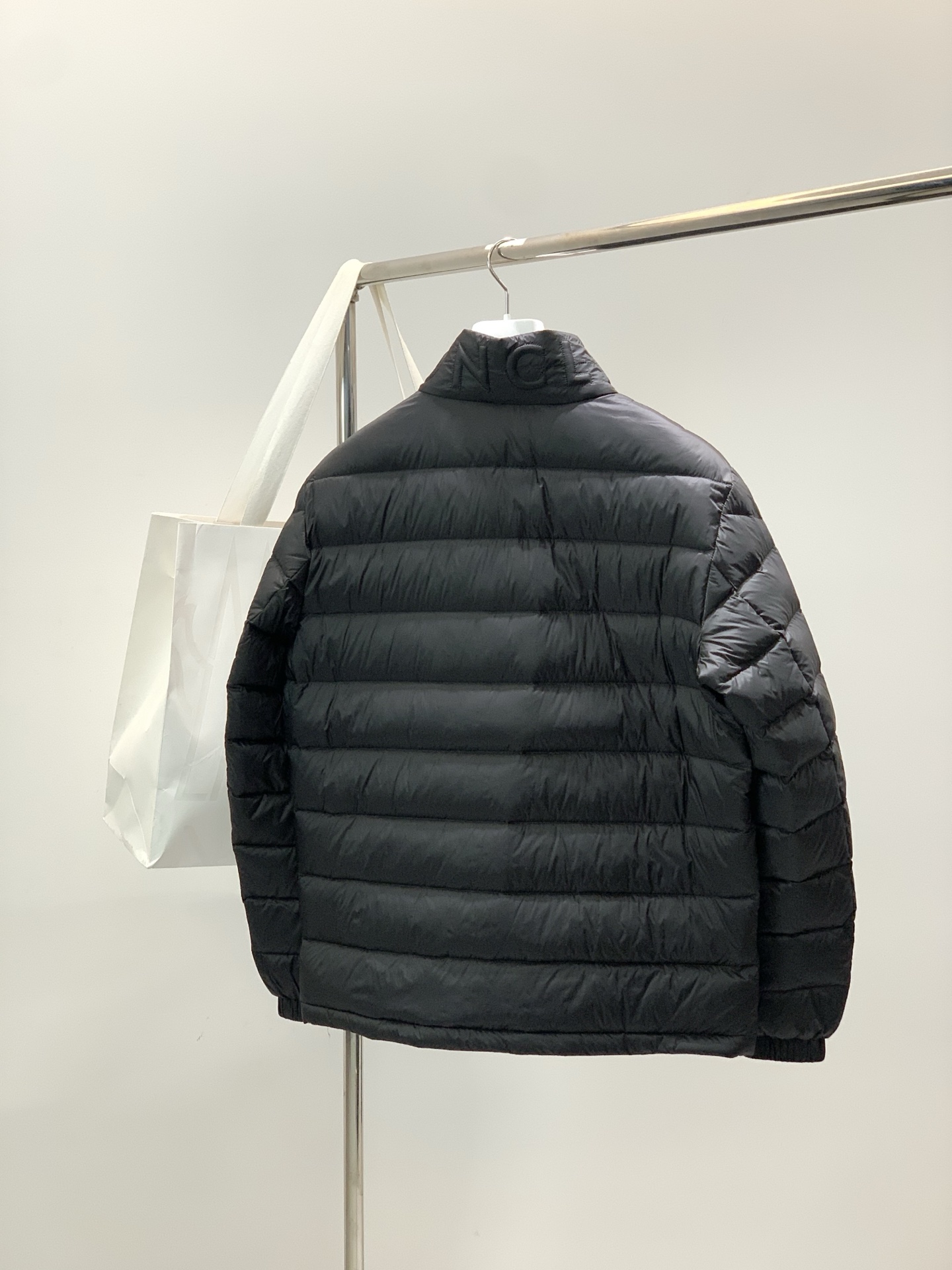 ，Moncler 蒙口，2025冬季最新品，专柜同步有售，原单狠货，时尚休闲羽绒服，上身舒适！吸睛而有亮