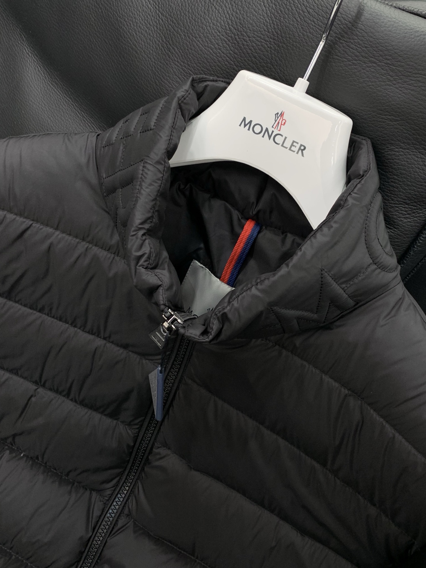 ，Moncler 蒙口，2025冬季最新品，专柜同步有售，原单狠货，时尚休闲羽绒服，上身舒适！吸睛而有亮