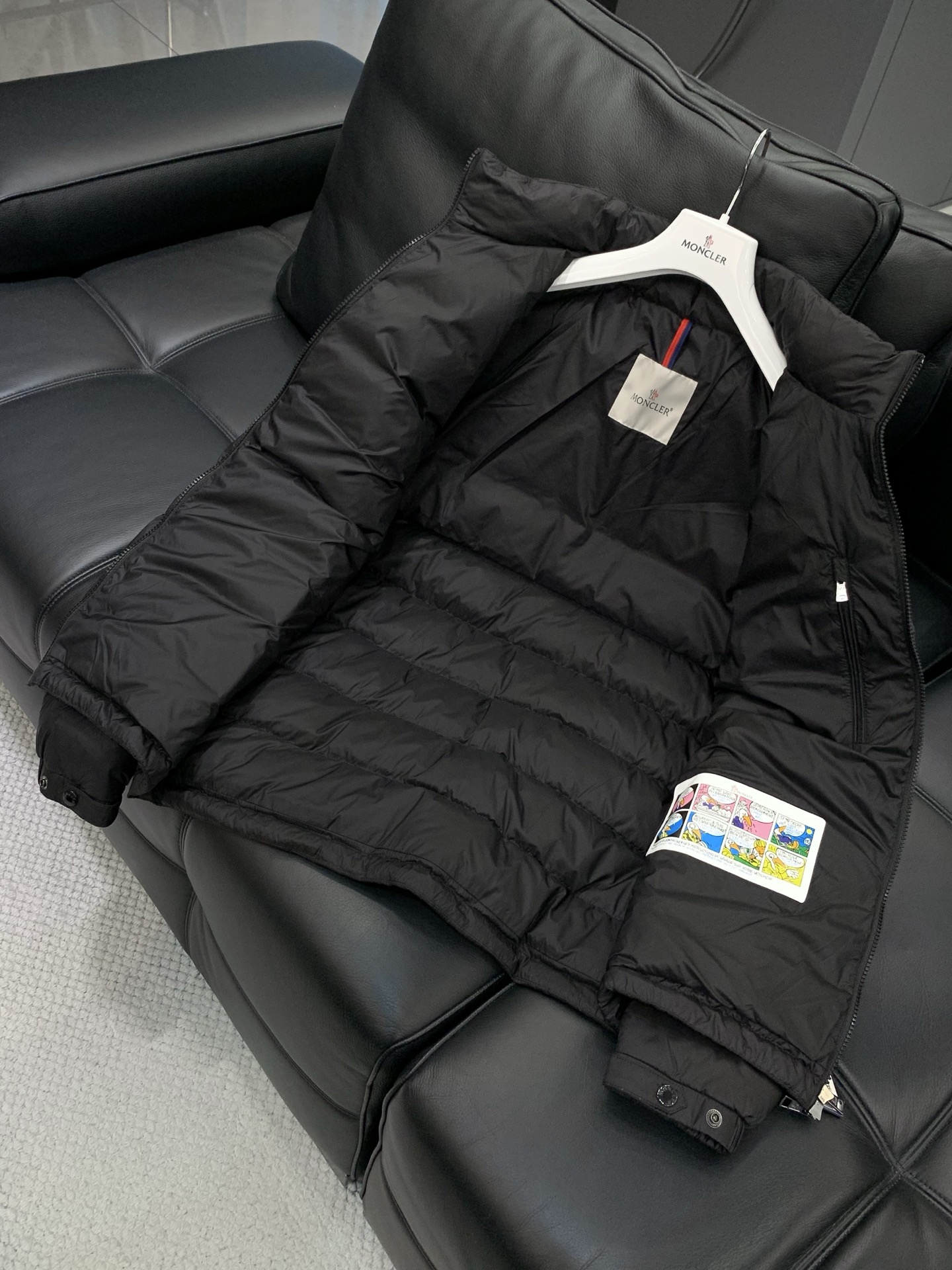 ，Moncler 蒙口，2025冬季最新品，专柜同步有售，原单狠货，时尚休闲羽绒服，上身舒适！吸睛而有亮