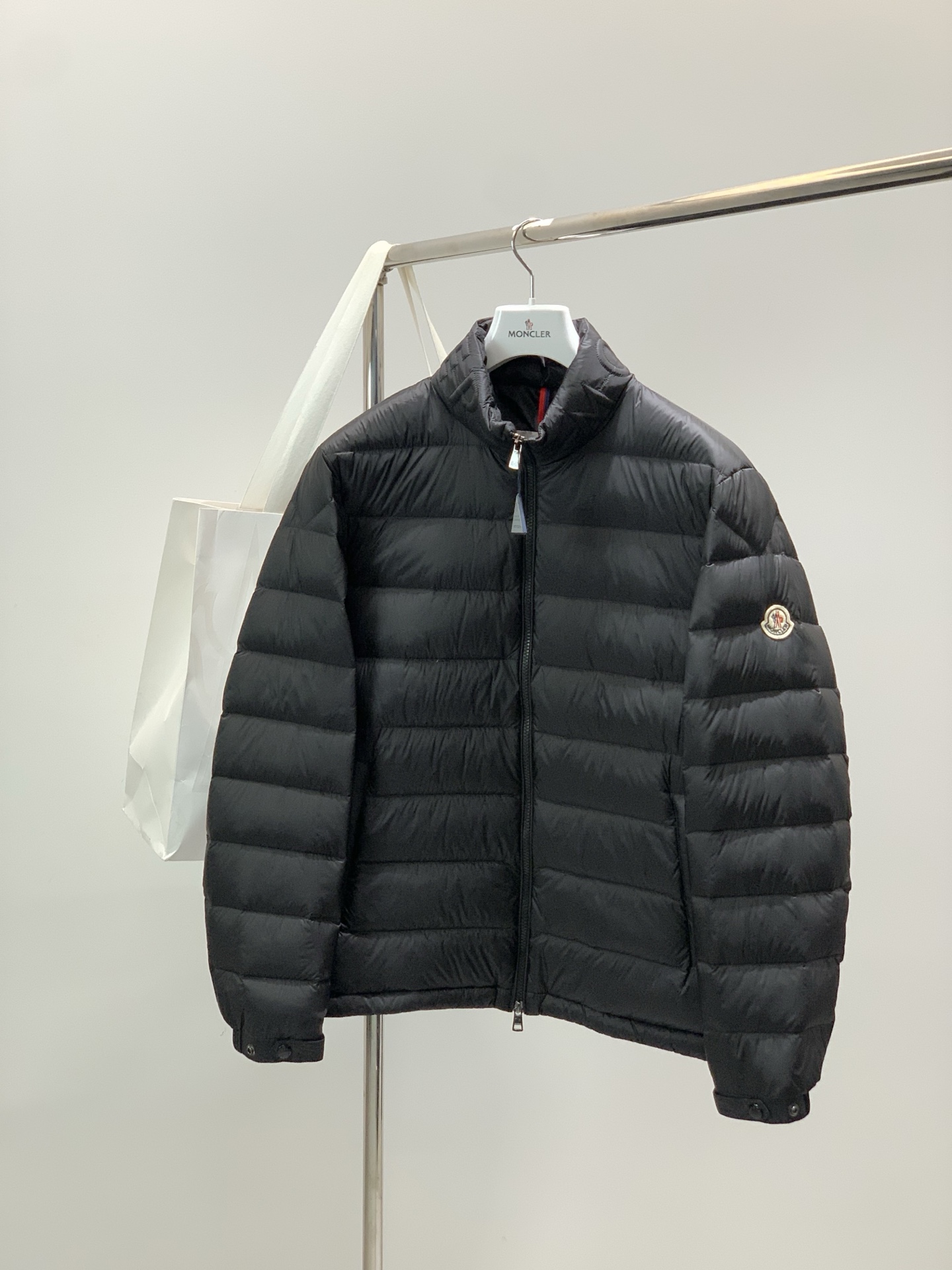 ，Moncler 蒙口，2025冬季最新品，专柜同步有售，原单狠货，时尚休闲羽绒服，上身舒适！吸睛而有亮