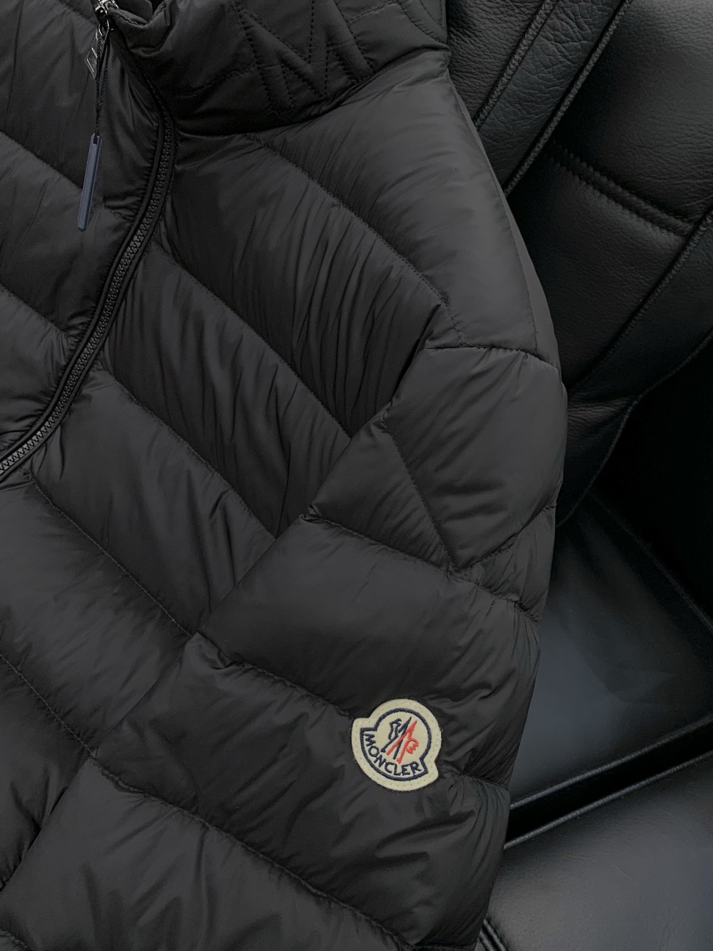 ，Moncler 蒙口，2025冬季最新品，专柜同步有售，原单狠货，时尚休闲羽绒服，上身舒适！吸睛而有亮