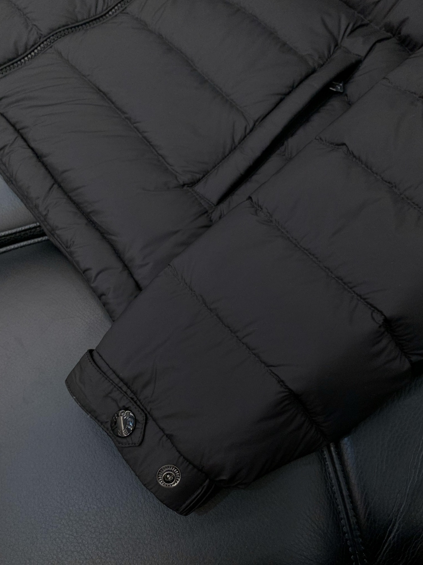 ，Moncler 蒙口，2025冬季最新品，专柜同步有售，原单狠货，时尚休闲羽绒服，上身舒适！吸睛而有亮