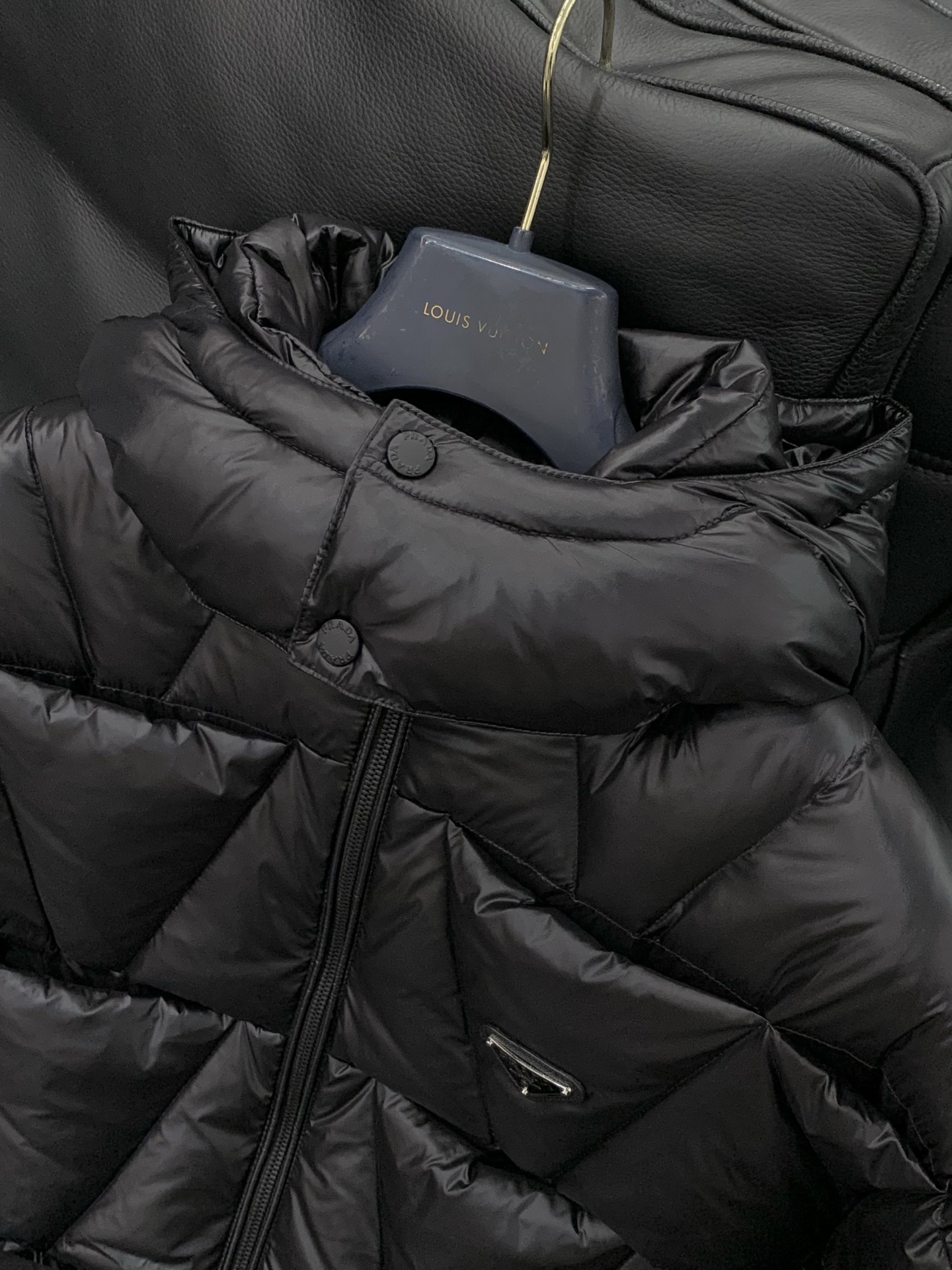 ，PRADA 普拉达，2025冬季最新品，专柜同步有售，时尚休闲连帽羽绒服，进口原版面料，做工极为复杂，