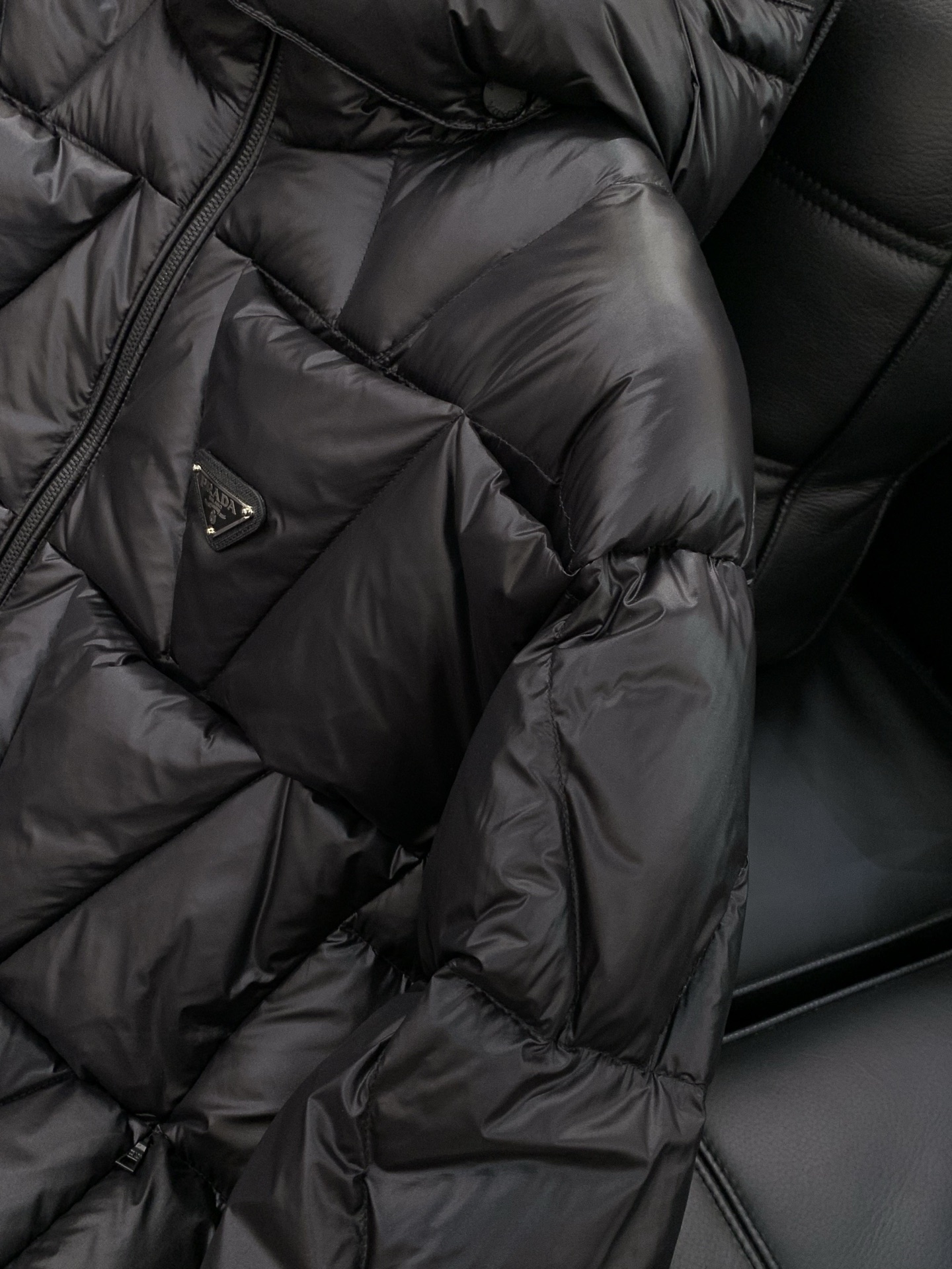，PRADA 普拉达，2025冬季最新品，专柜同步有售，时尚休闲连帽羽绒服，进口原版面料，做工极为复杂，