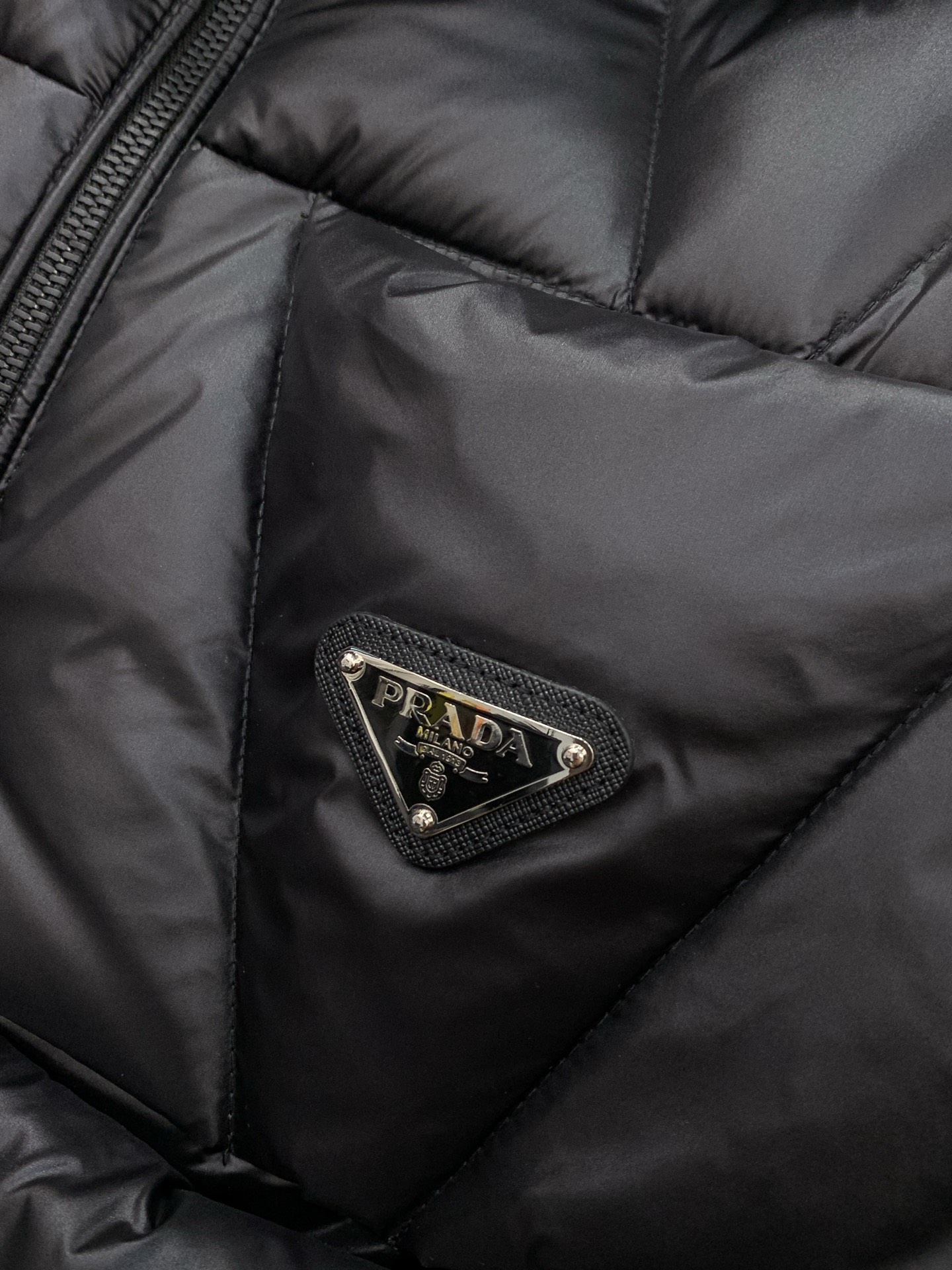 ，PRADA 普拉达，2025冬季最新品，专柜同步有售，时尚休闲连帽羽绒服，进口原版面料，做工极为复杂，