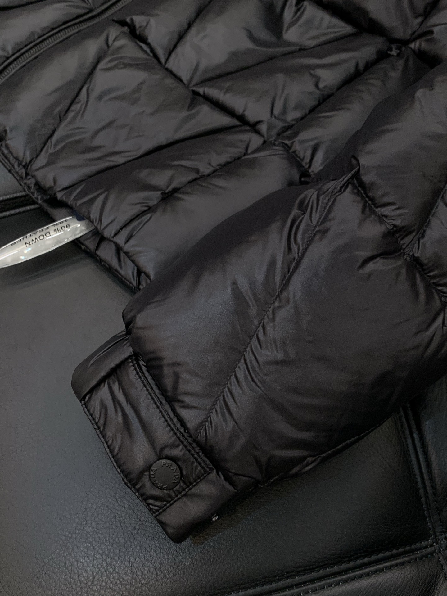 ，PRADA 普拉达，2025冬季最新品，专柜同步有售，时尚休闲连帽羽绒服，进口原版面料，做工极为复杂，