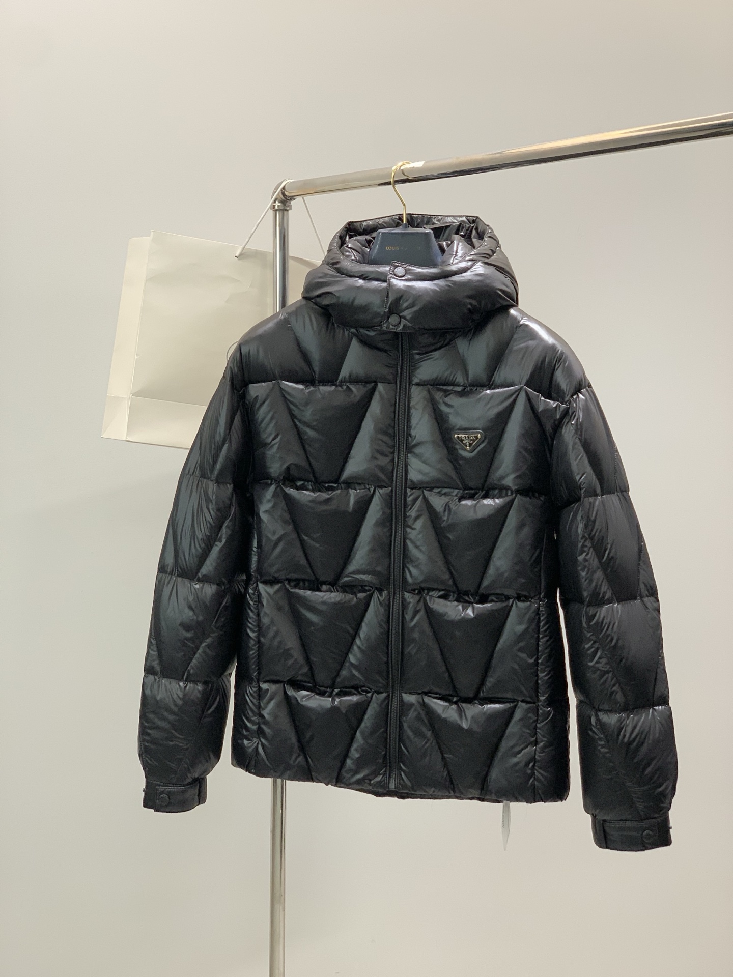 ，PRADA 普拉达，2025冬季最新品，专柜同步有售，时尚休闲连帽羽绒服，进口原版面料，做工极为复杂，