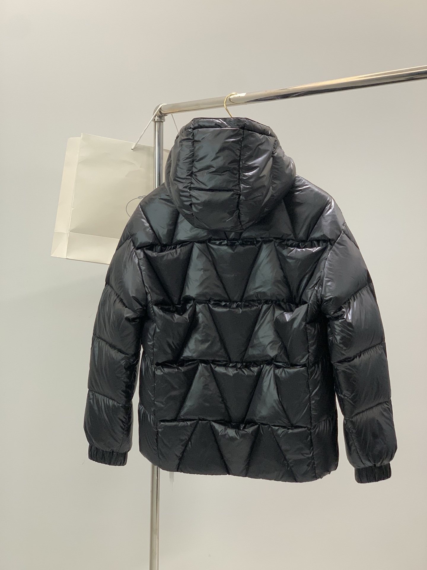 ，PRADA 普拉达，2025冬季最新品，专柜同步有售，时尚休闲连帽羽绒服，进口原版面料，做工极为复杂，