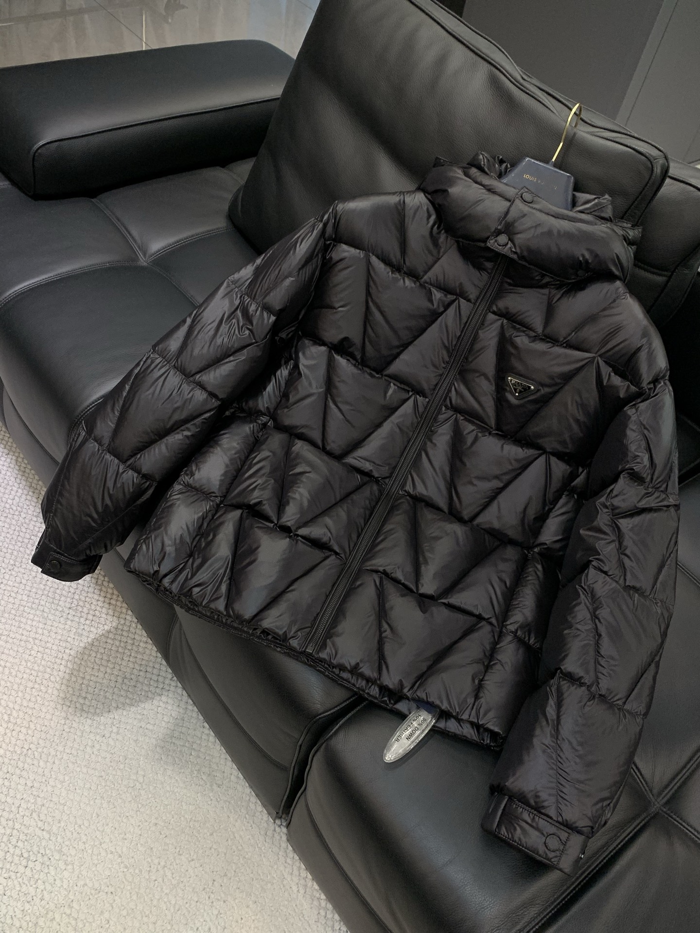 ，PRADA 普拉达，2025冬季最新品，专柜同步有售，时尚休闲连帽羽绒服，进口原版面料，做工极为复杂，