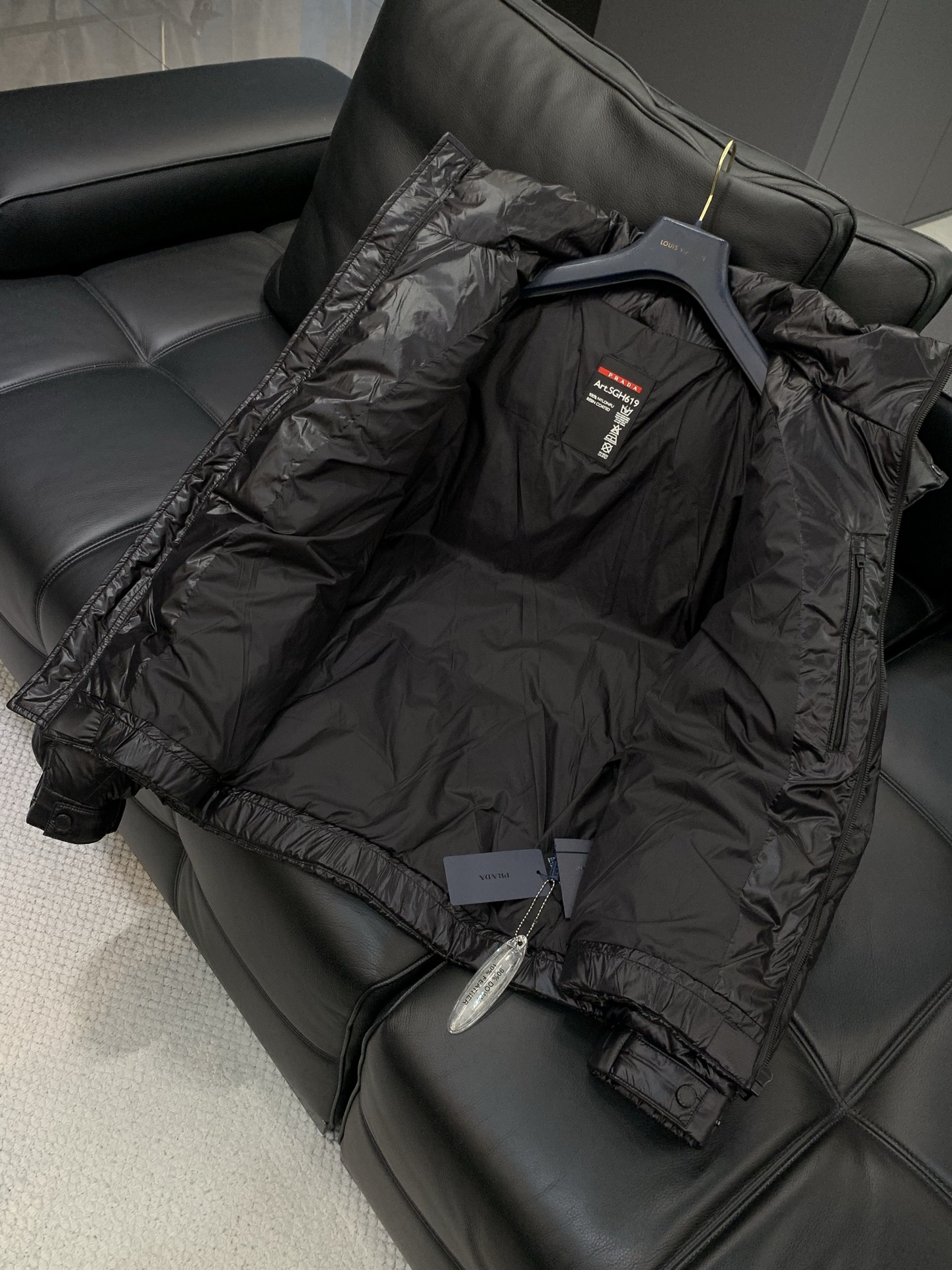 ，PRADA 普拉达，2025冬季最新品，专柜同步有售，时尚休闲连帽羽绒服，进口原版面料，做工极为复杂，