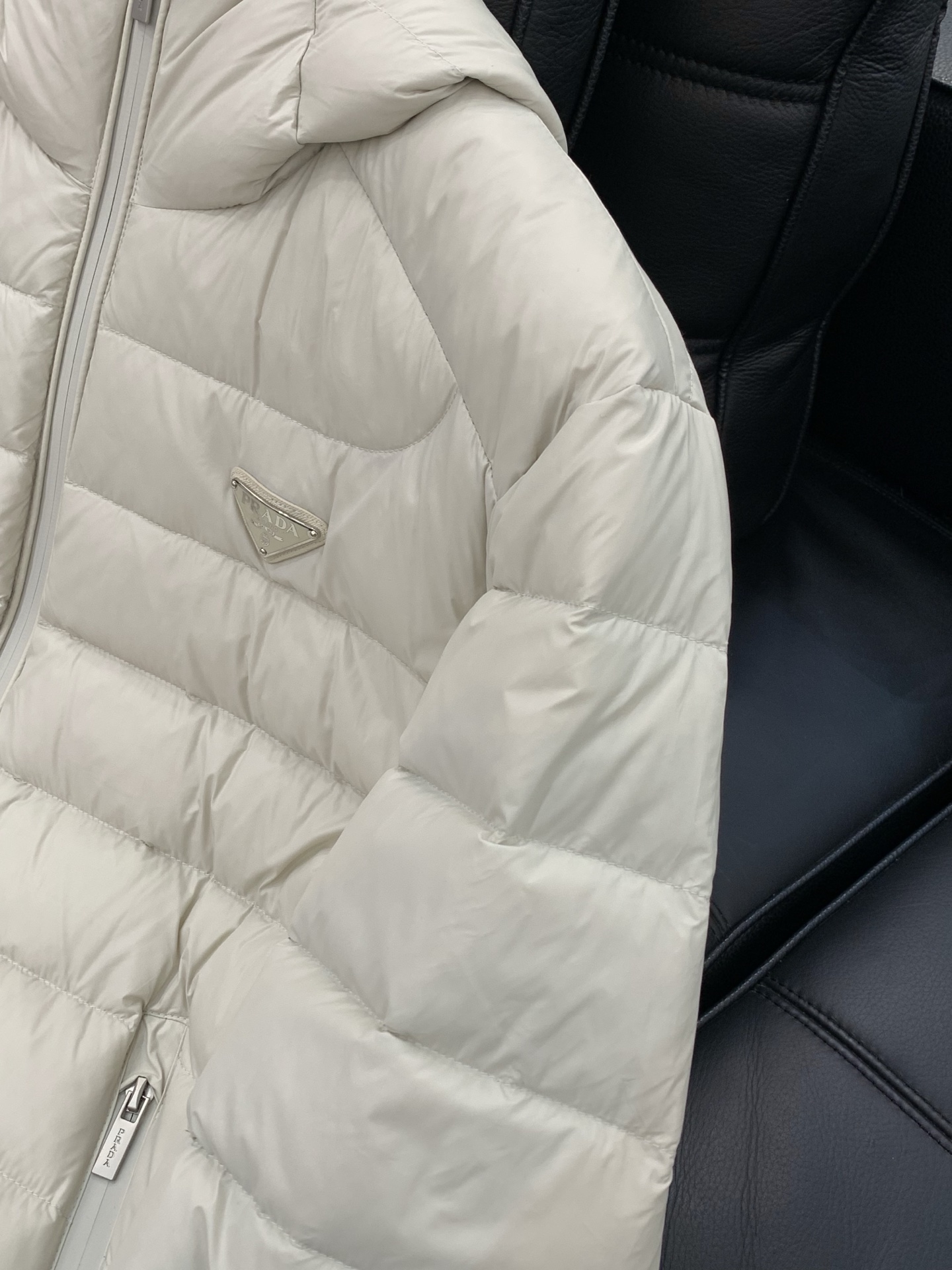 ，PRADA 普拉达，2025冬季最新品，专柜同步有售，时尚休闲连帽羽绒服，进口原版面料，做工极为复杂，