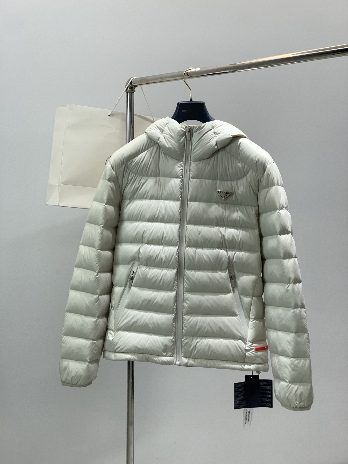 ，PRADA 普拉达，2025冬季最新品，专柜同步有售，时尚休闲连帽羽绒服，进口原版面料，做工极为复杂，
