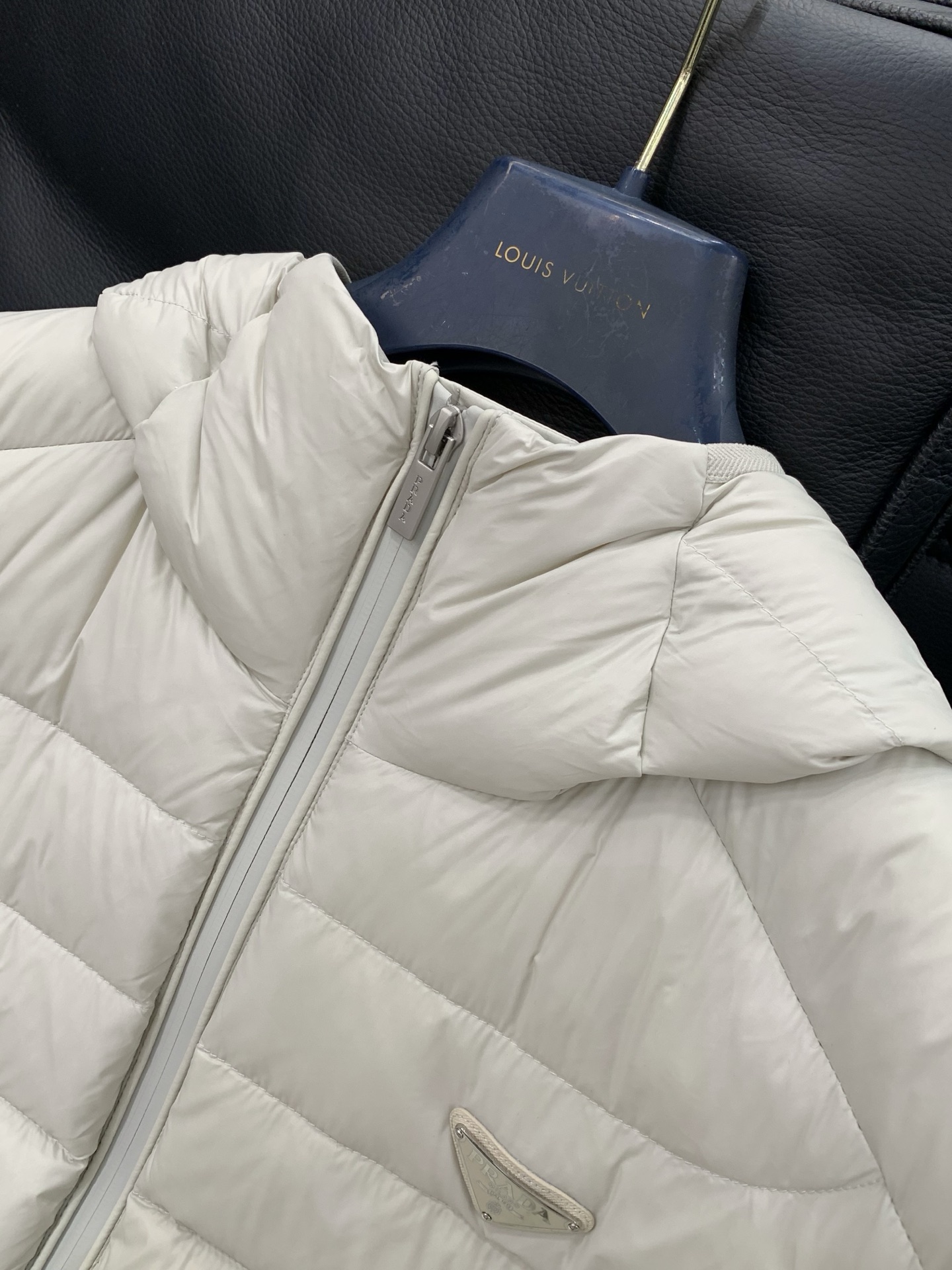 ，PRADA 普拉达，2025冬季最新品，专柜同步有售，时尚休闲连帽羽绒服，进口原版面料，做工极为复杂，