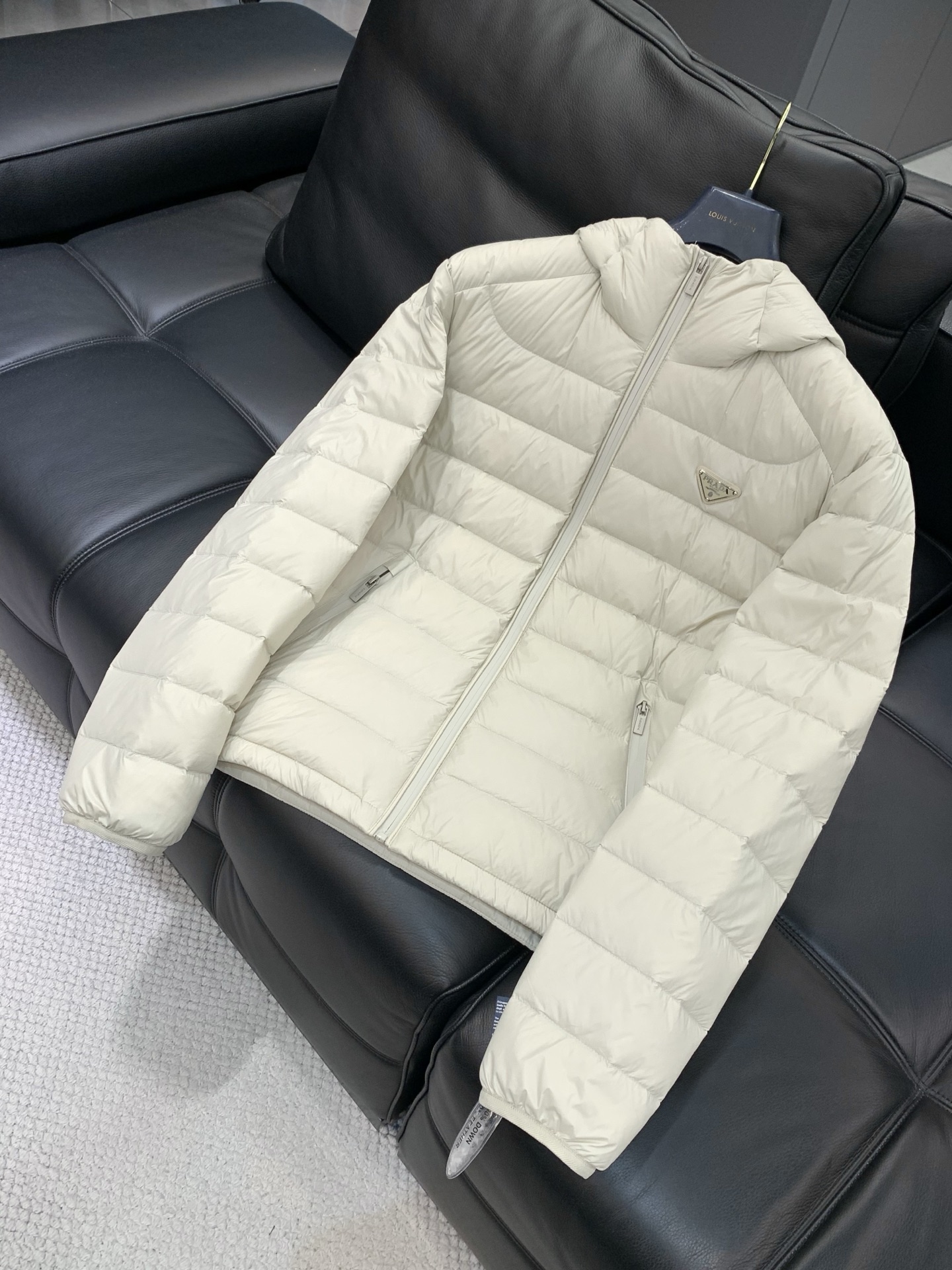 ，PRADA 普拉达，2025冬季最新品，专柜同步有售，时尚休闲连帽羽绒服，进口原版面料，做工极为复杂，
