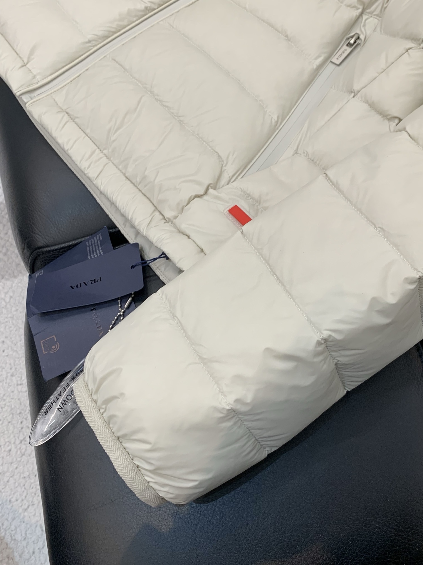 ，PRADA 普拉达，2025冬季最新品，专柜同步有售，时尚休闲连帽羽绒服，进口原版面料，做工极为复杂，