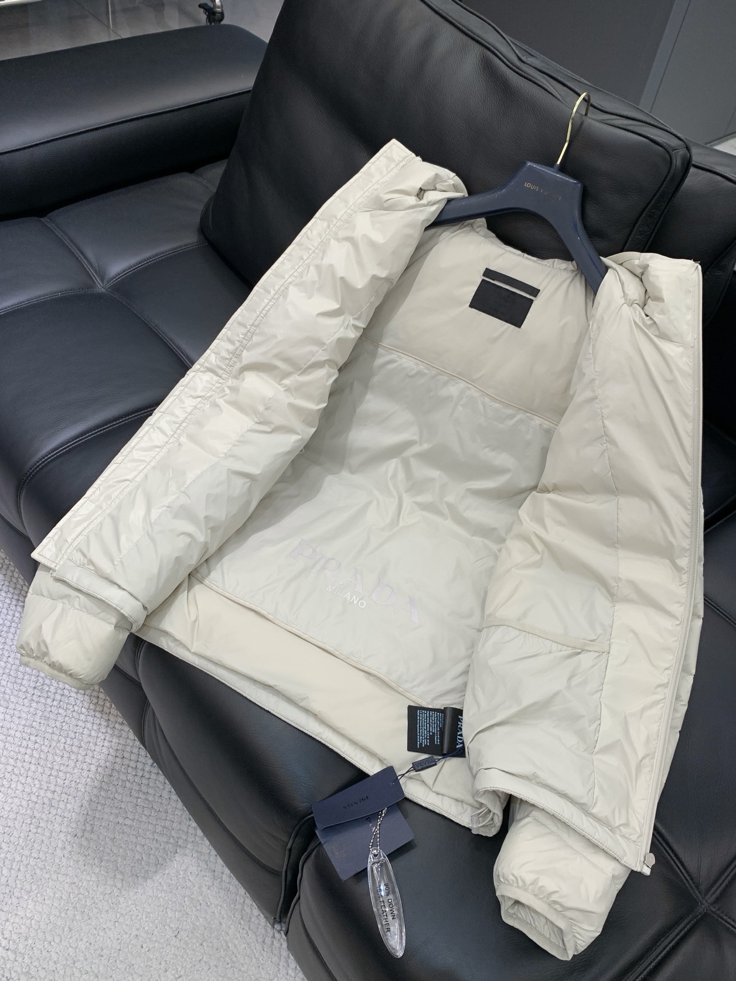 ，PRADA 普拉达，2025冬季最新品，专柜同步有售，时尚休闲连帽羽绒服，进口原版面料，做工极为复杂，