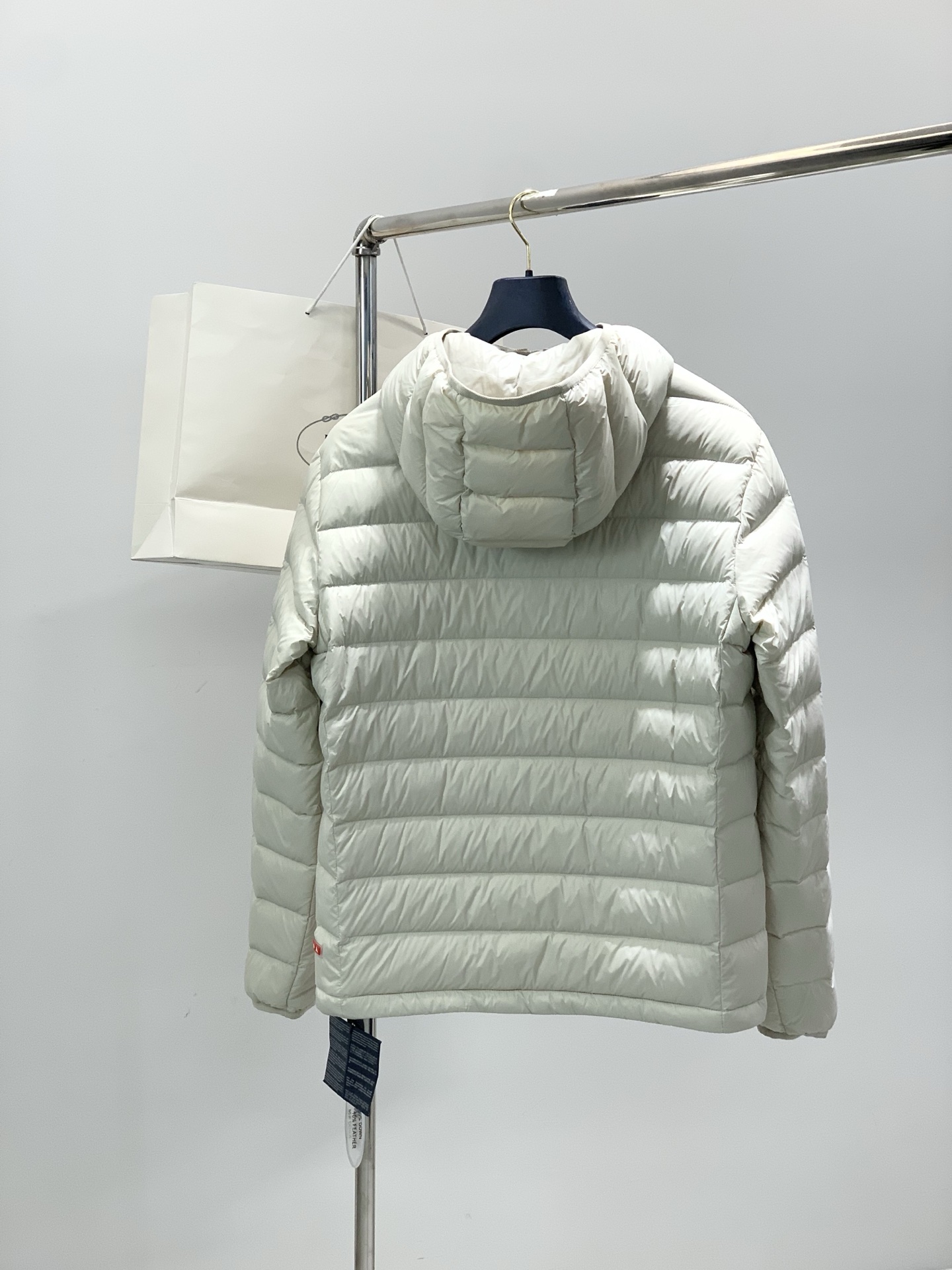 ，PRADA 普拉达，2025冬季最新品，专柜同步有售，时尚休闲连帽羽绒服，进口原版面料，做工极为复杂，