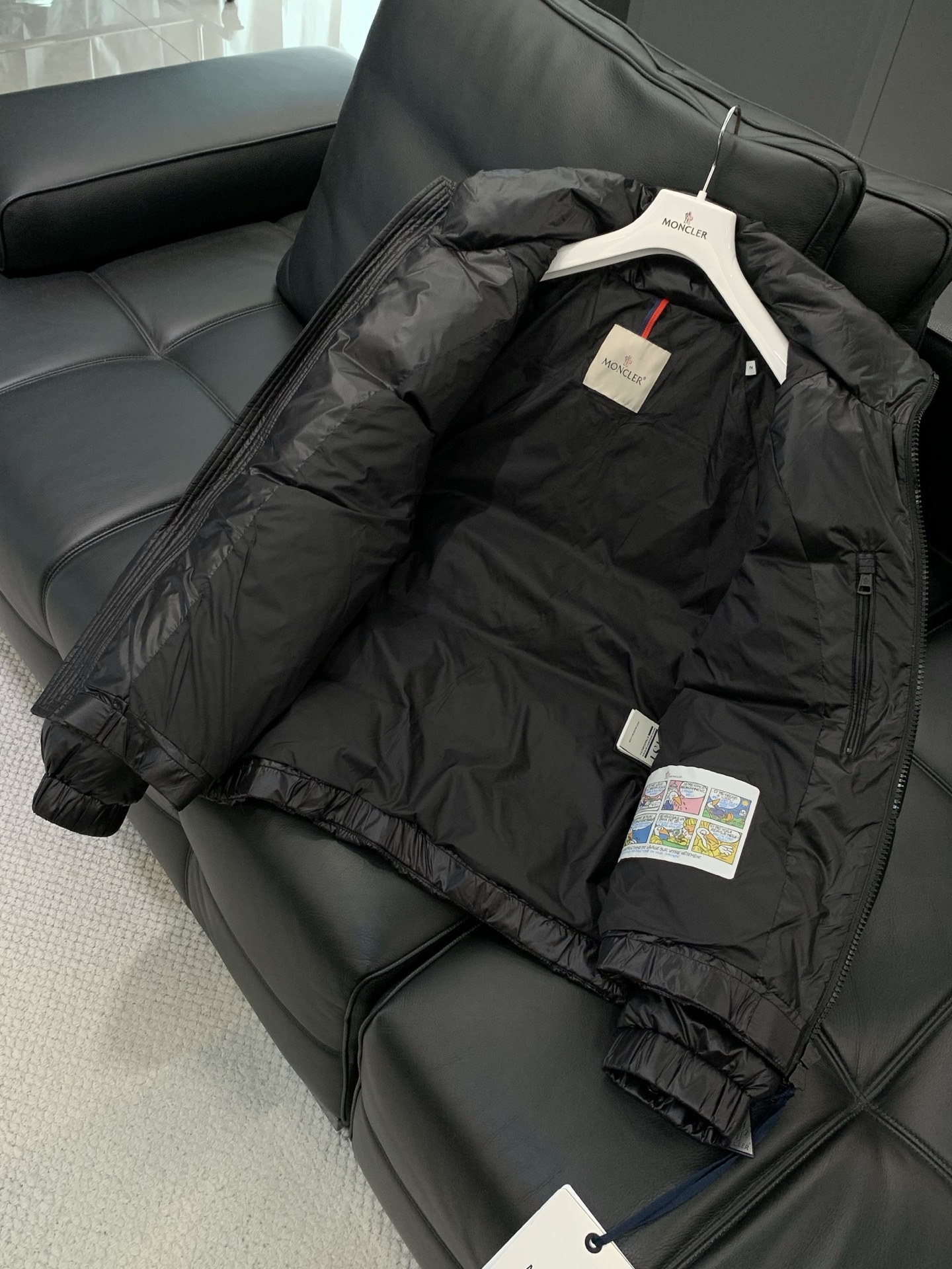 ，Moncler 蒙口，2025冬季最新品，专柜同步有售，原单狠货，时尚休闲羽绒服，上身舒适！吸睛而有亮