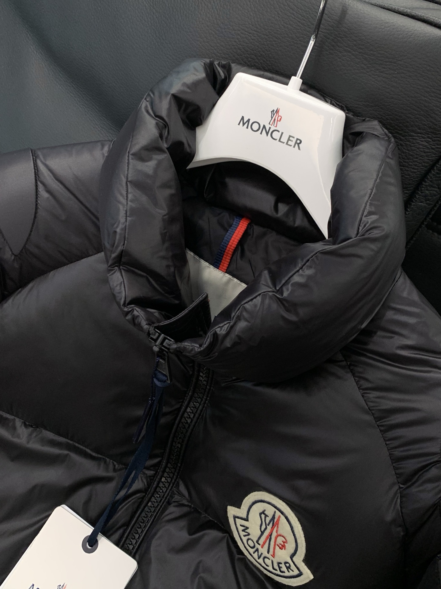 ，Moncler 蒙口，2025冬季最新品，专柜同步有售，原单狠货，时尚休闲羽绒服，上身舒适！吸睛而有亮