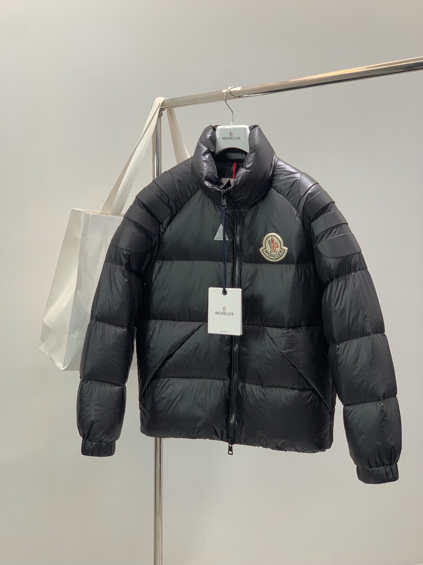 ，Moncler 蒙口，2025冬季最新品，专柜同步有售，原单狠货，时尚休闲羽绒服，上身舒适！吸睛而有亮