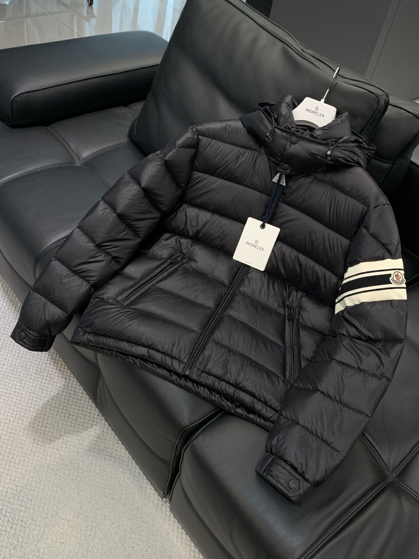 ，Moncler 蒙口，2025冬季最新品，专柜同步有售，原单狠货，时尚休闲羽绒服，上身舒适！吸睛而有亮