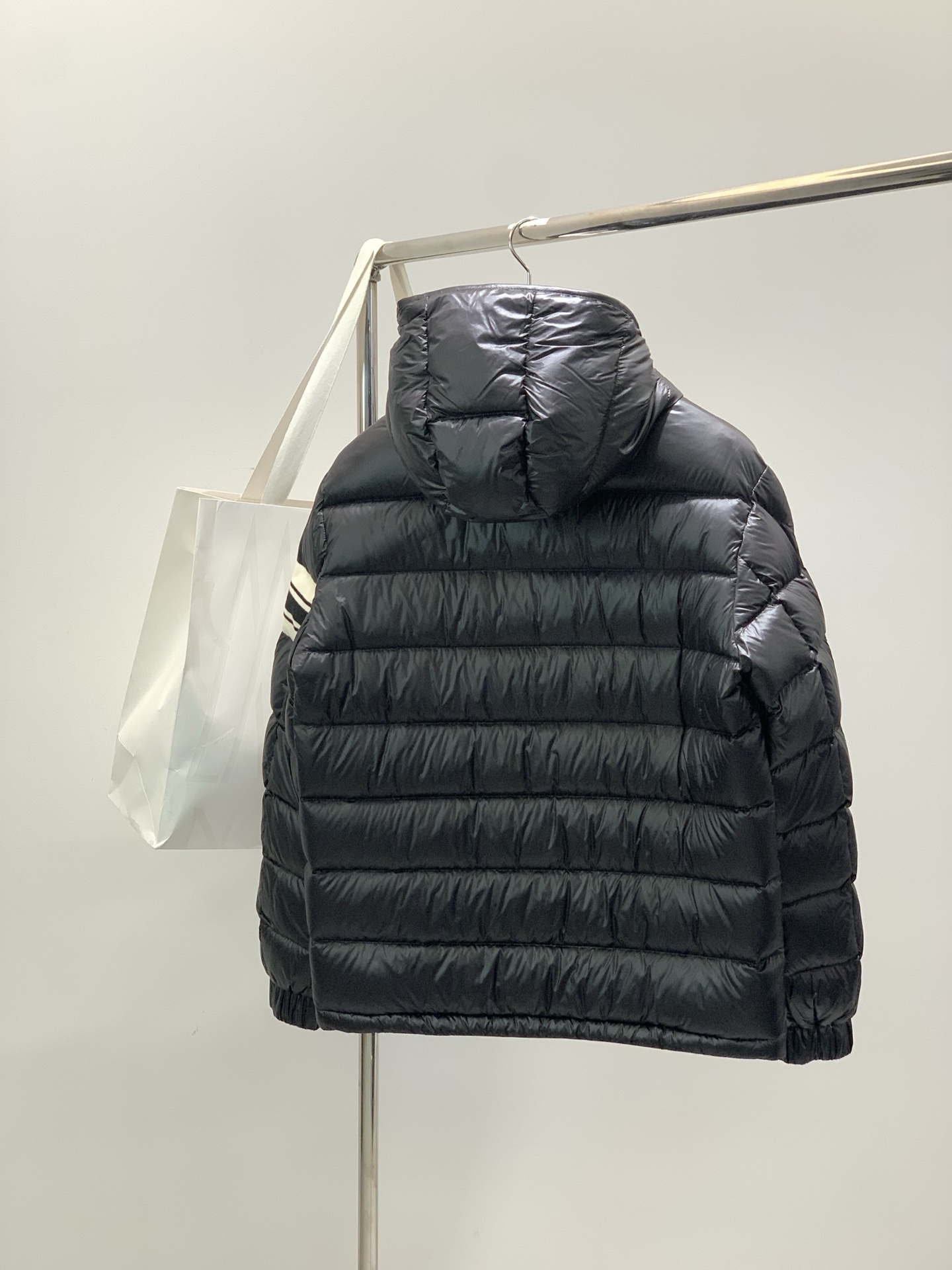 ，Moncler 蒙口，2025冬季最新品，专柜同步有售，原单狠货，时尚休闲羽绒服，上身舒适！吸睛而有亮