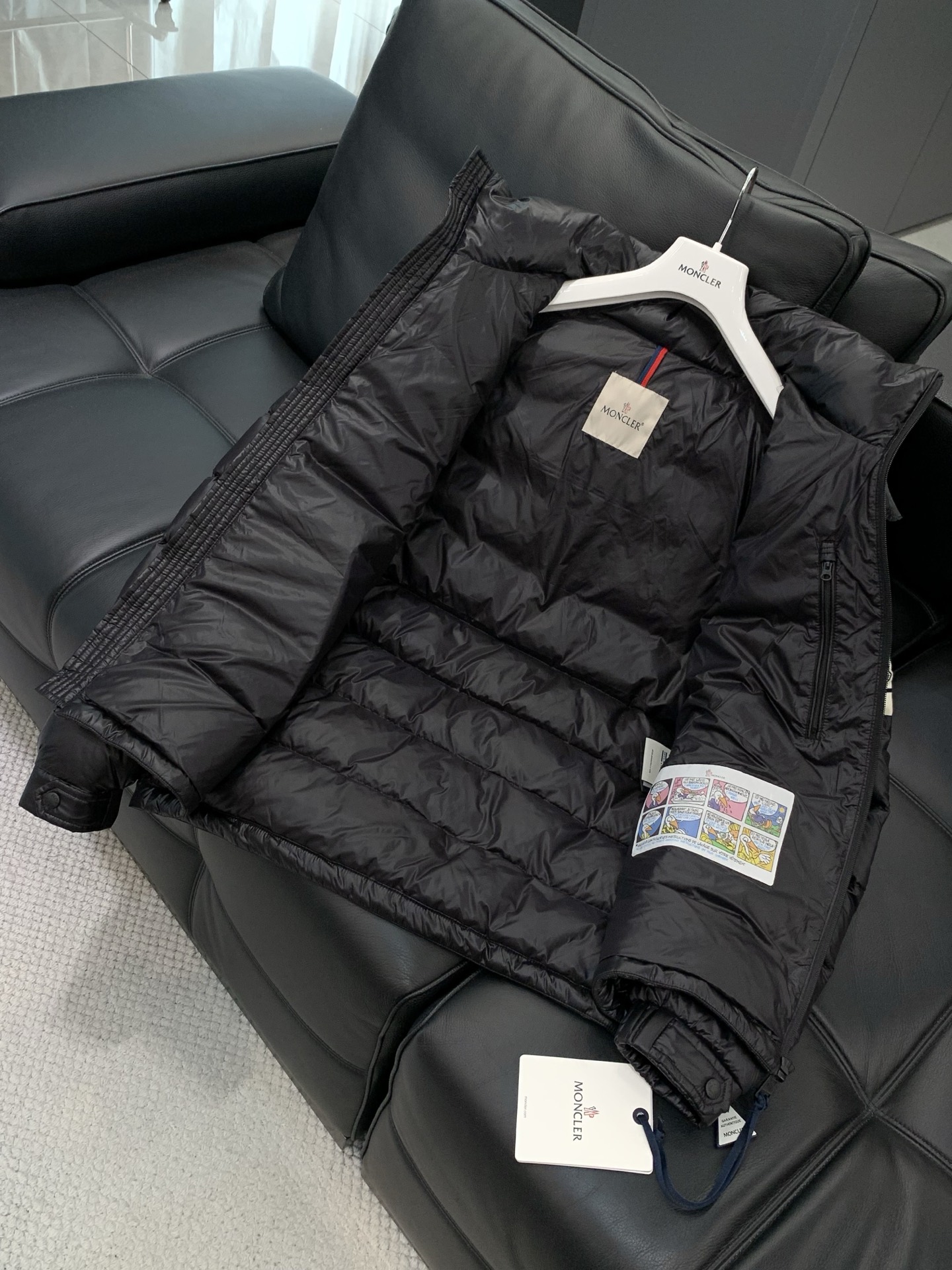 ，Moncler 蒙口，2025冬季最新品，专柜同步有售，原单狠货，时尚休闲羽绒服，上身舒适！吸睛而有亮