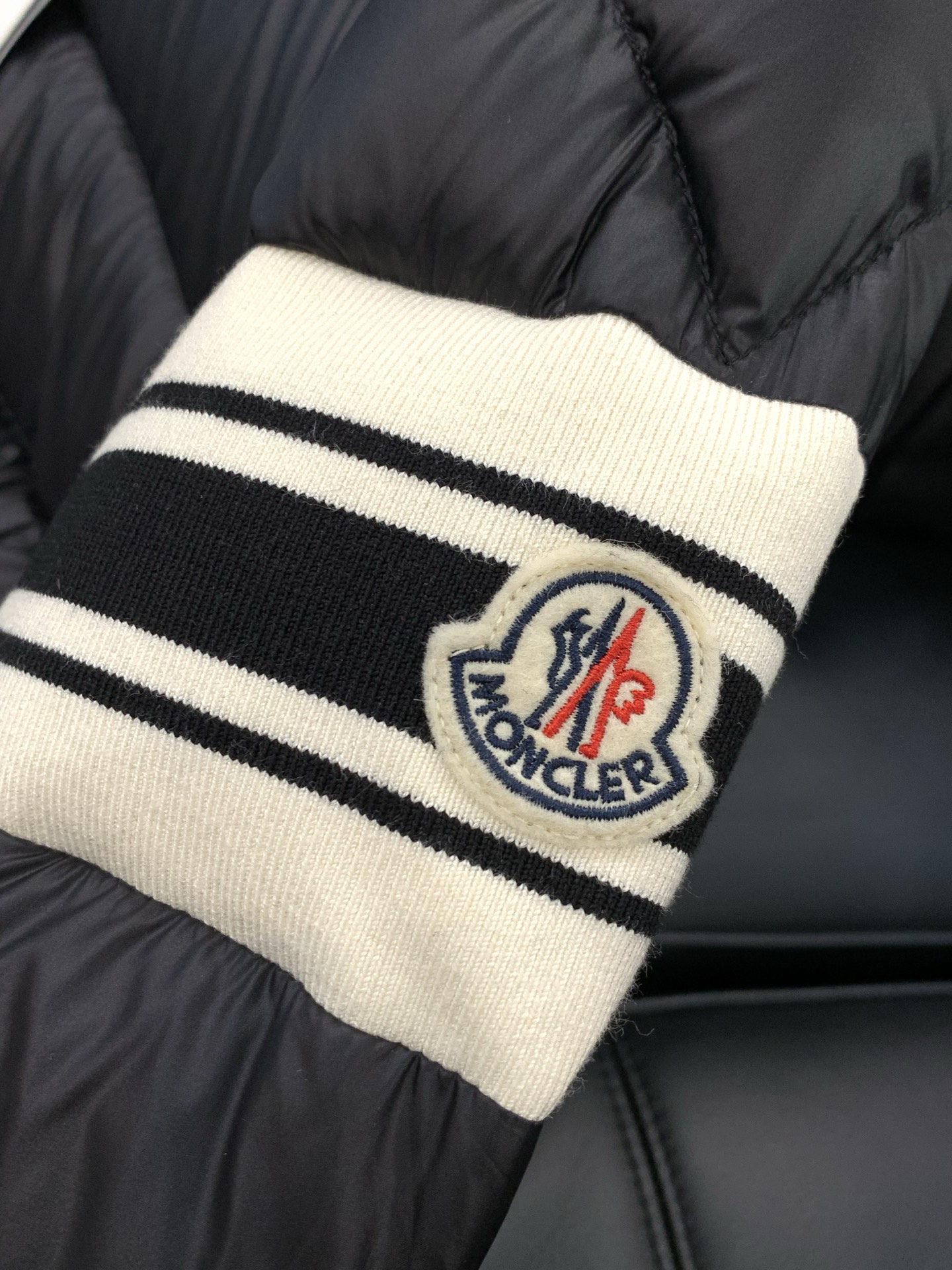 ，Moncler 蒙口，2025冬季最新品，专柜同步有售，原单狠货，时尚休闲羽绒服，上身舒适！吸睛而有亮