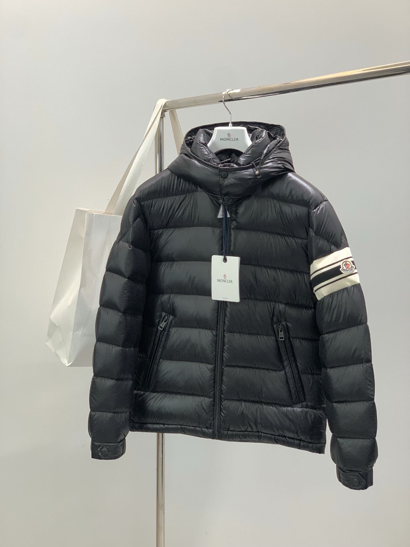 ，Moncler 蒙口，2025冬季最新品，专柜同步有售，原单狠货，时尚休闲羽绒服，上身舒适！吸睛而有亮