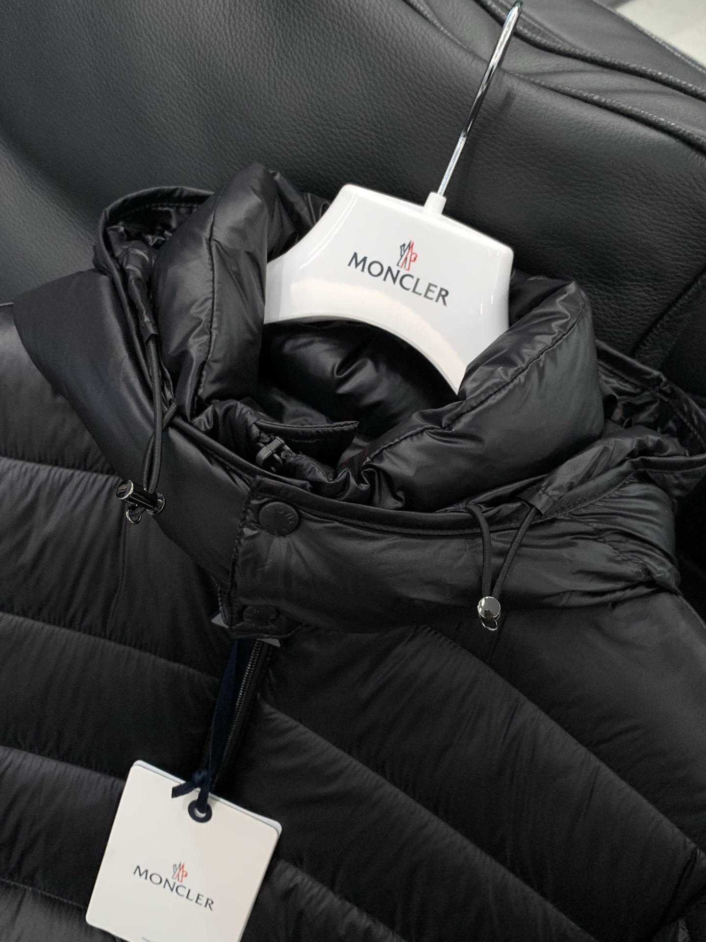 ，Moncler 蒙口，2025冬季最新品，专柜同步有售，原单狠货，时尚休闲羽绒服，上身舒适！吸睛而有亮