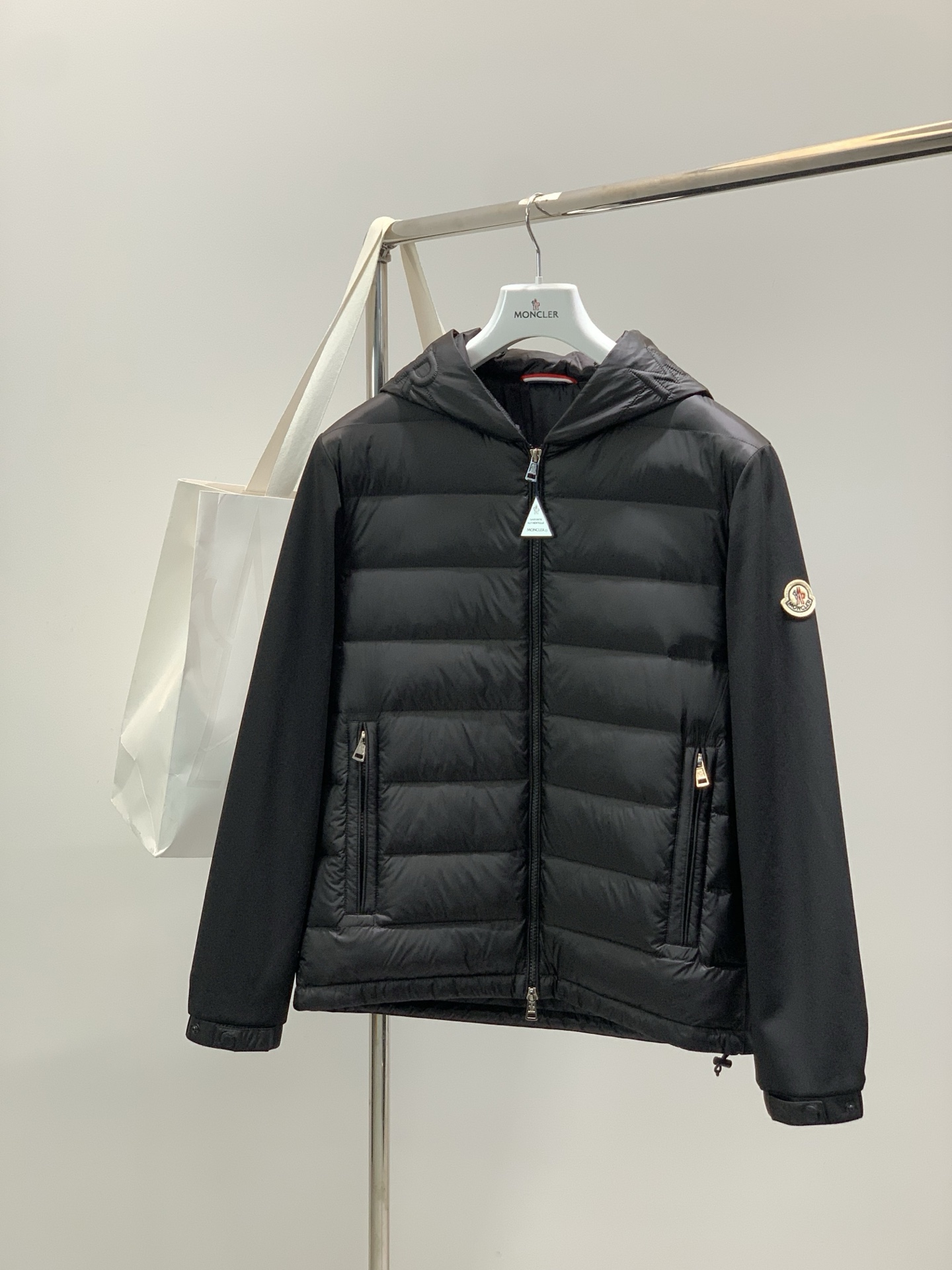 ，Moncler 蒙口，2025冬季最新品，专柜同步有售，原单狠货，时尚休闲羽绒服，上身舒适！吸睛而有亮