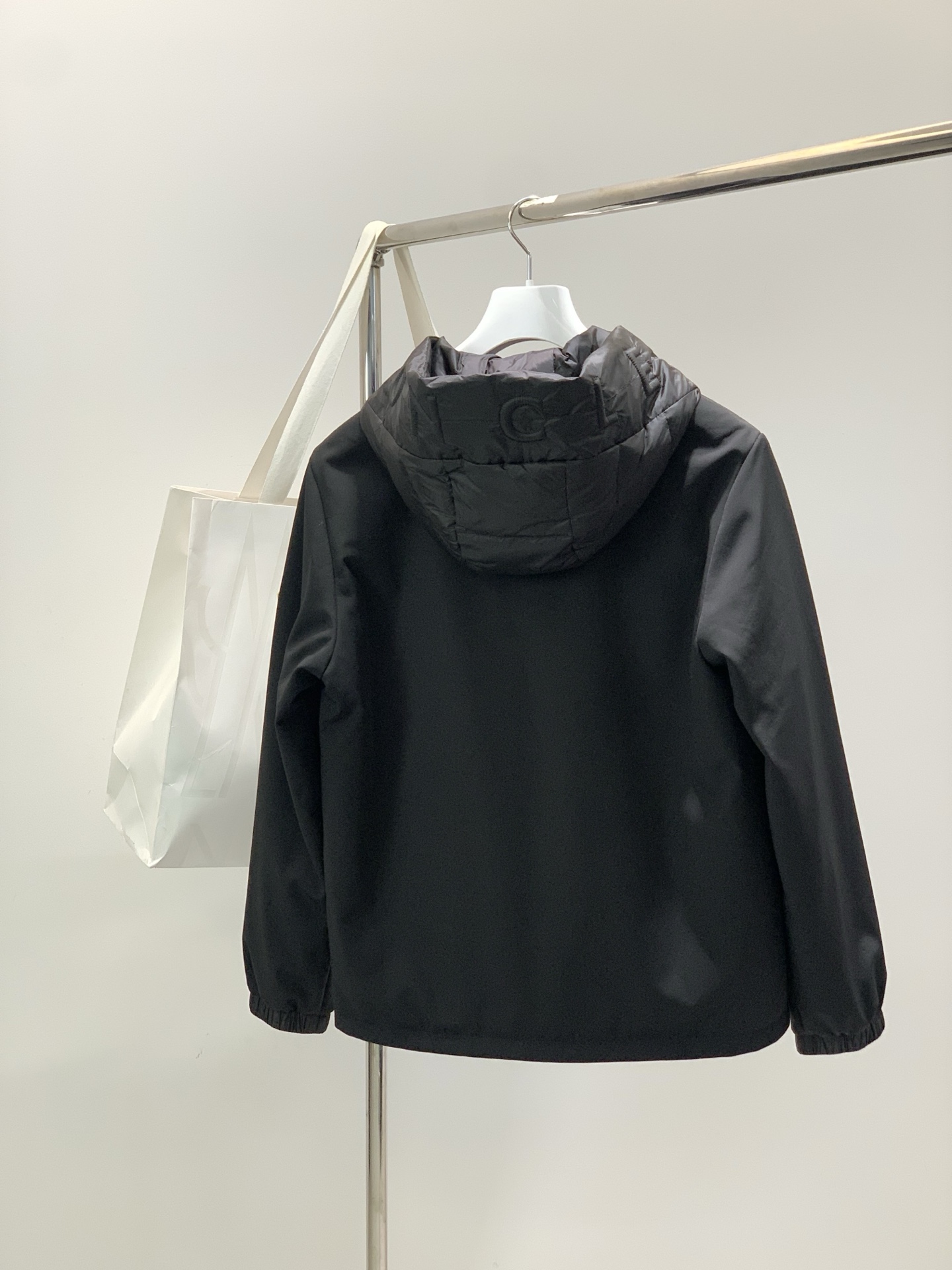 ，Moncler 蒙口，2025冬季最新品，专柜同步有售，原单狠货，时尚休闲羽绒服，上身舒适！吸睛而有亮