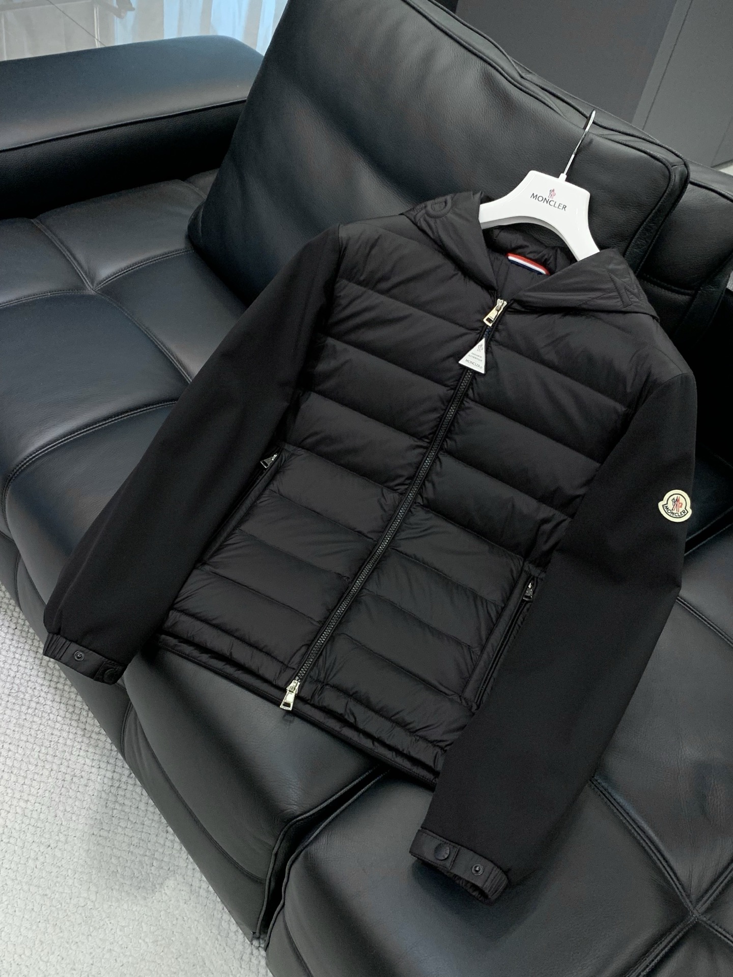 ，Moncler 蒙口，2025冬季最新品，专柜同步有售，原单狠货，时尚休闲羽绒服，上身舒适！吸睛而有亮