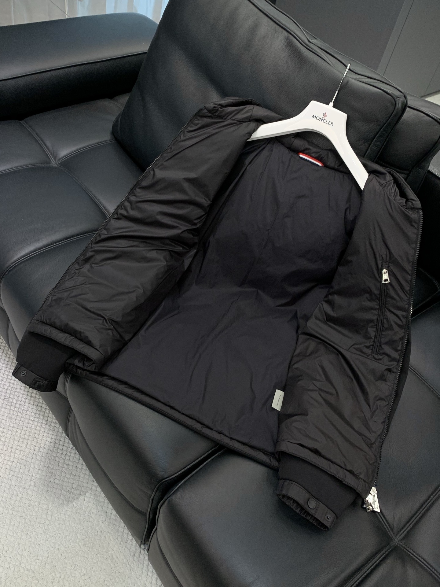 ，Moncler 蒙口，2025冬季最新品，专柜同步有售，原单狠货，时尚休闲羽绒服，上身舒适！吸睛而有亮