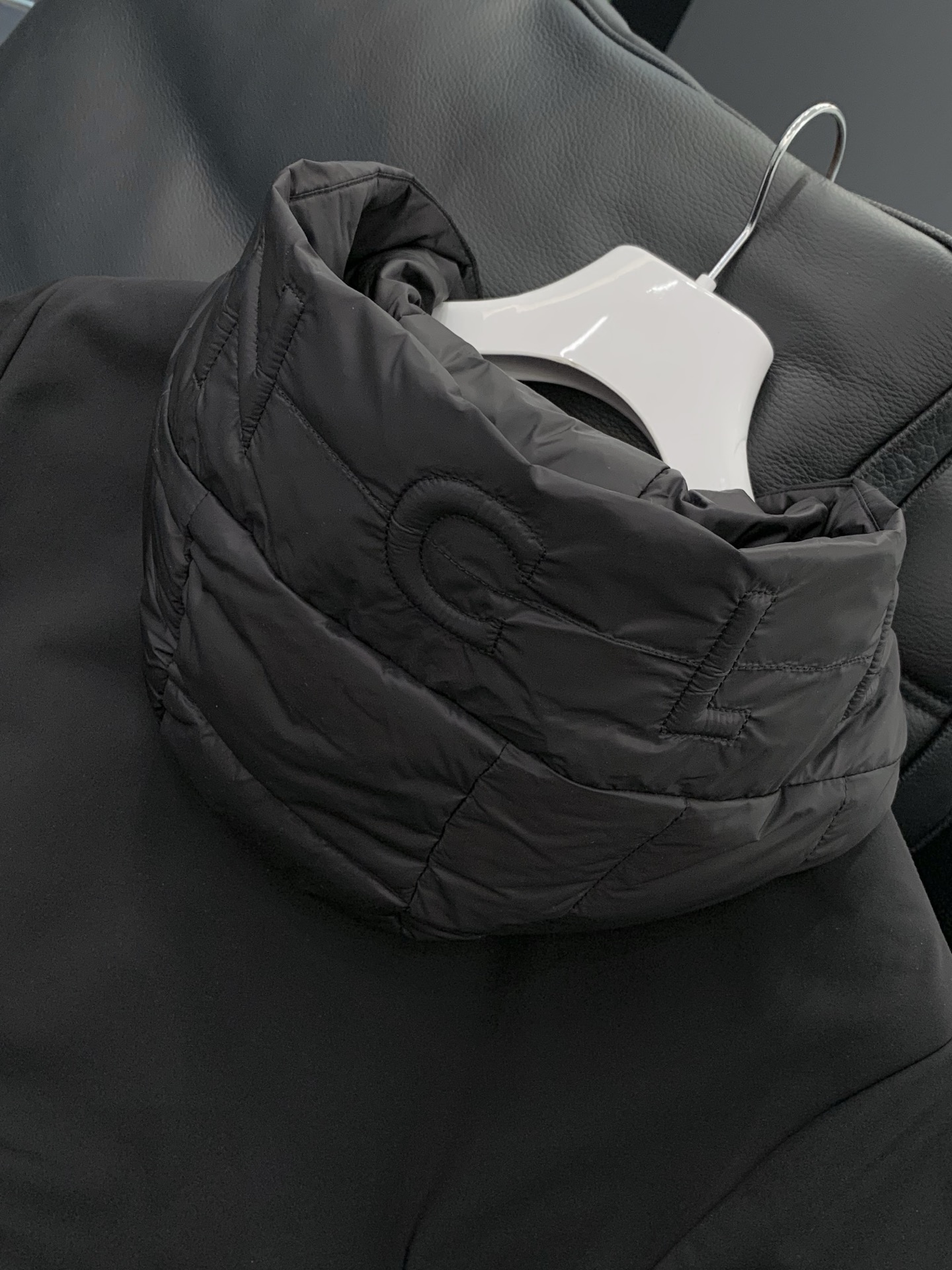 ，Moncler 蒙口，2025冬季最新品，专柜同步有售，原单狠货，时尚休闲羽绒服，上身舒适！吸睛而有亮