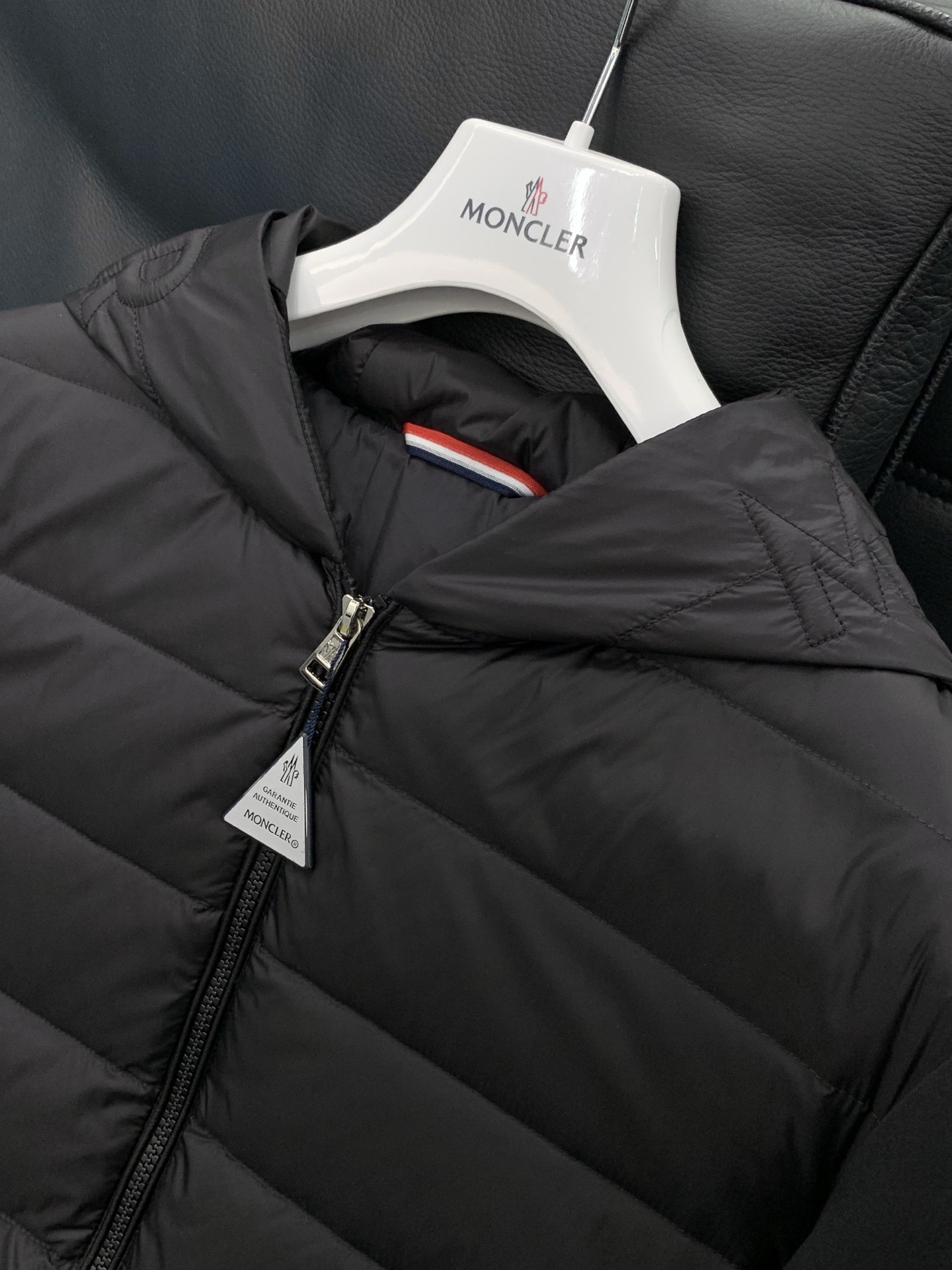 ，Moncler 蒙口，2025冬季最新品，专柜同步有售，原单狠货，时尚休闲羽绒服，上身舒适！吸睛而有亮